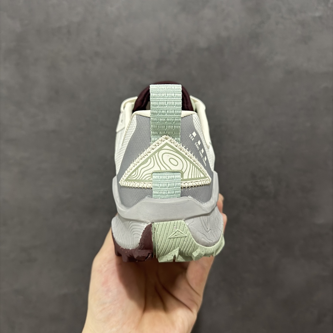 图片[4]-【公司级】耐克 Nike WildHorse 8 男子越野跑步鞋 飞野马八代 缓震透气 运动鞋 穿上Nike Wildhorse 8 越野跑步鞋，由步道起点往山顶前进，沿途征服蜿蜒小径、起伏山丘和棘手急弯。 此鞋款专为越野跑设计，集强劲抓地力、回弹缓震效能和可靠包覆设计于一身，助你在应对长距离越野跑和崎岖地形时站稳脚步，不断向前。优点：耐用，出色的锁定效果，充足的脚趾空间，在泥泞、湿地和雪地上有很好的抓地力，在硬地上也很舒适，稳定而具有保护性的中底，平稳、令人愉快的跑步感觉，最适合日常训练和越野长慢跑。 货号：DR2686-007 尺码：39-45含半码-选品中心