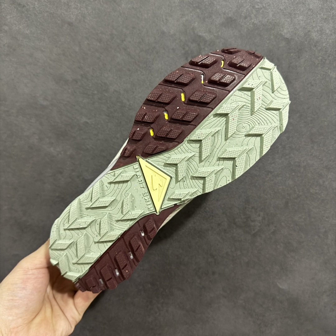 图片[9]-【公司级】耐克 Nike WildHorse 8 男子越野跑步鞋 飞野马八代 缓震透气 运动鞋 穿上Nike Wildhorse 8 越野跑步鞋，由步道起点往山顶前进，沿途征服蜿蜒小径、起伏山丘和棘手急弯。 此鞋款专为越野跑设计，集强劲抓地力、回弹缓震效能和可靠包覆设计于一身，助你在应对长距离越野跑和崎岖地形时站稳脚步，不断向前。优点：耐用，出色的锁定效果，充足的脚趾空间，在泥泞、湿地和雪地上有很好的抓地力，在硬地上也很舒适，稳定而具有保护性的中底，平稳、令人愉快的跑步感觉，最适合日常训练和越野长慢跑。 货号：DR2686-007 尺码：39-45含半码-选品中心