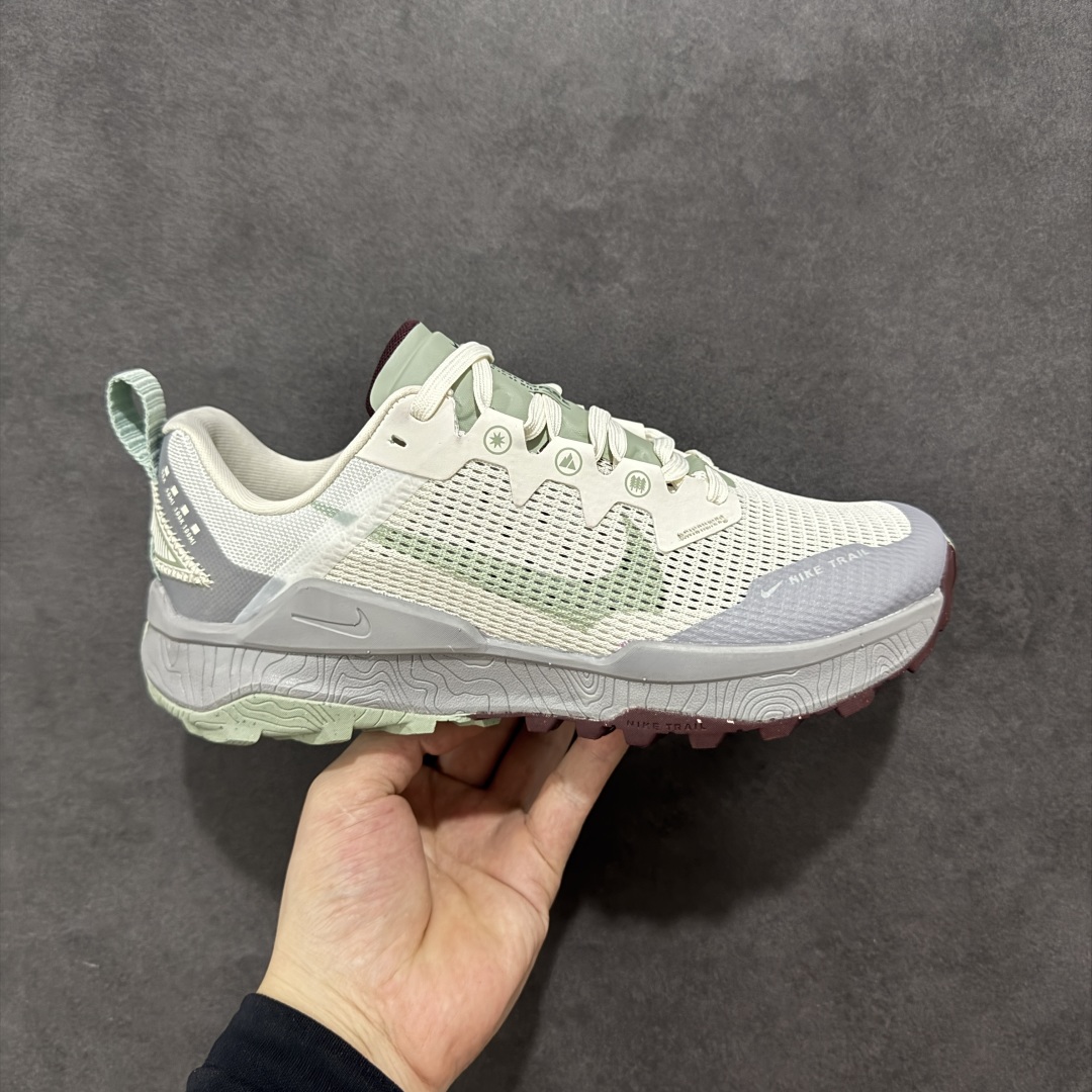 【公司级】耐克 Nike WildHorse 8 男子越野跑步鞋 飞野马八代 缓震透气 运动鞋 穿上Nike Wildhorse 8 越野跑步鞋，由步道起点往山顶前进，沿途征服蜿蜒小径、起伏山丘和棘手急弯。 此鞋款专为越野跑设计，集强劲抓地力、回弹缓震效能和可靠包覆设计于一身，助你在应对长距离越野跑和崎岖地形时站稳脚步，不断向前。优点：耐用，出色的锁定效果，充足的脚趾空间，在泥泞、湿地和雪地上有很好的抓地力，在硬地上也很舒适，稳定而具有保护性的中底，平稳、令人愉快的跑步感觉，最适合日常训练和越野长慢跑。 货号：DR2686-007 尺码：39-45含半码-选品中心