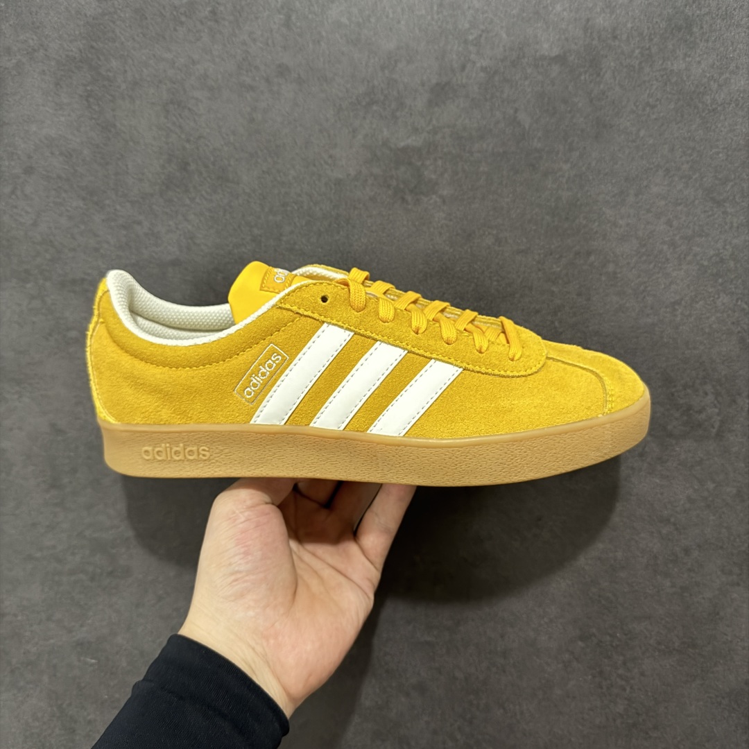 【纯原特价】AD 阿迪 Court VL Class 低帮复古休闲板鞋 JI0495 纯原平台专供品质 原厂材料打造 市售最高品质 区别通货 绒面麂皮防滑耐磨轻便低帮板鞋 整双鞋以传统的低帮呈现的清新造型 鞋头优先头层反毛皮 包裹保证优秀质感的同时 中底选择了与德训鞋类似的生胶材质打造 并且厚度十分可观 相信可以将脚感与增高效果双双拿捏 尺码:36 36.5 37 38 38.5 39 40 40.5 41 42 42.5 43 44 44.5 45-选品中心