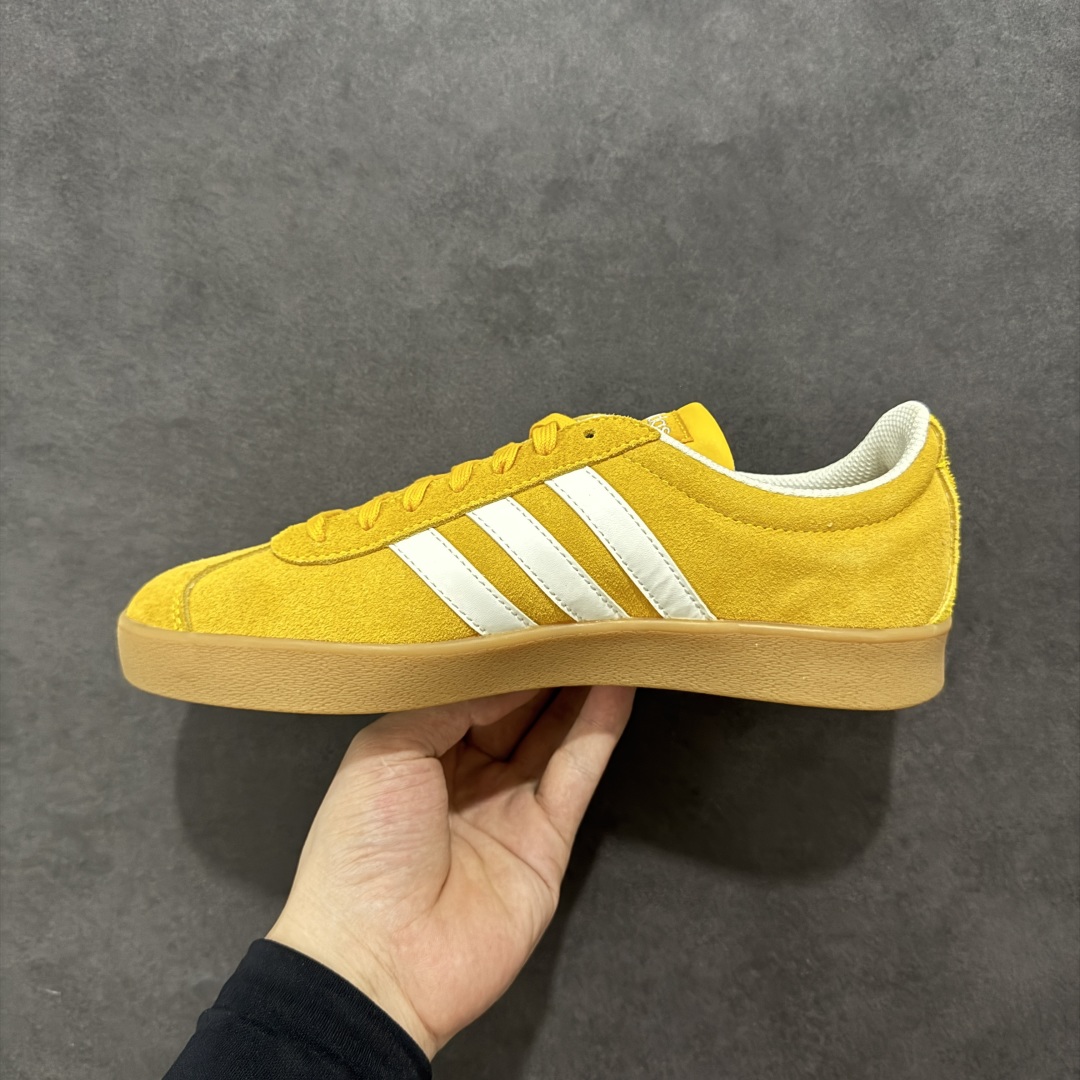 图片[2]-【纯原特价】AD 阿迪 Court VL Class 低帮复古休闲板鞋 JI0495 纯原平台专供品质 原厂材料打造 市售最高品质 区别通货 绒面麂皮防滑耐磨轻便低帮板鞋 整双鞋以传统的低帮呈现的清新造型 鞋头优先头层反毛皮 包裹保证优秀质感的同时 中底选择了与德训鞋类似的生胶材质打造 并且厚度十分可观 相信可以将脚感与增高效果双双拿捏 尺码：36 36.5 37 38 38.5 39 40 40.5 41 42 42.5 43 44 44.5 45-选品中心