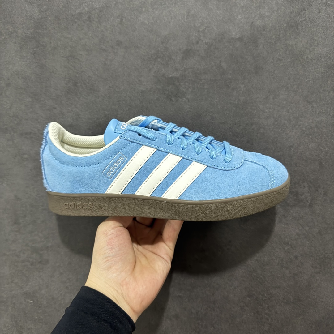 【纯原特价】AD 阿迪 Court VL Class 低帮复古休闲板鞋 JI0496 纯原平台专供品质 原厂材料打造 市售最高品质 区别通货 绒面麂皮防滑耐磨轻便低帮板鞋 整双鞋以传统的低帮呈现的清新造型 鞋头优先头层反毛皮 包裹保证优秀质感的同时 中底选择了与德训鞋类似的生胶材质打造 并且厚度十分可观 相信可以将脚感与增高效果双双拿捏 尺码:36 36.5 37 38 38.5 39 40 40.5 41 42 42.5 43 44 44.5 45-选品中心