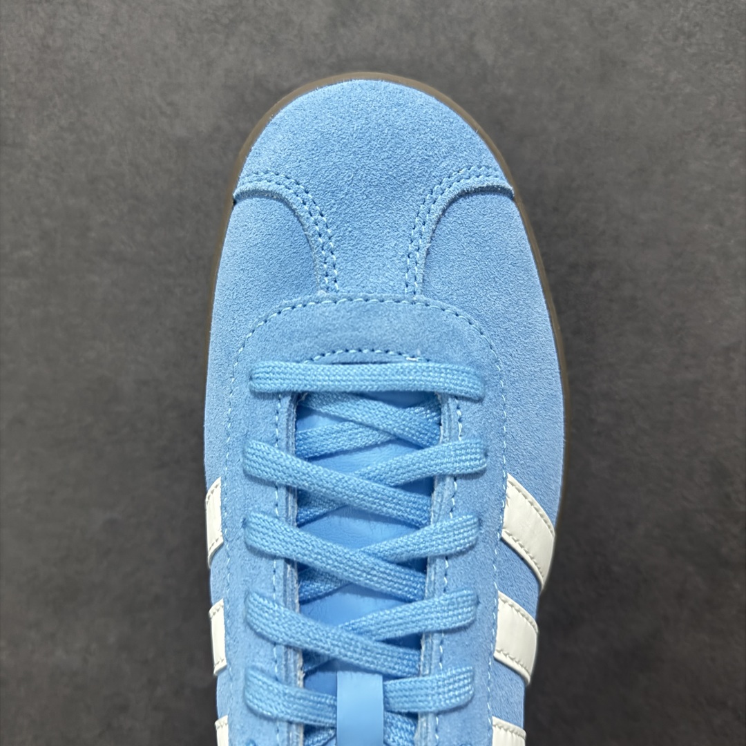 图片[8]-【纯原特价】AD 阿迪 Court VL Class 低帮复古休闲板鞋 JI0496 纯原平台专供品质 原厂材料打造 市售最高品质 区别通货 绒面麂皮防滑耐磨轻便低帮板鞋 整双鞋以传统的低帮呈现的清新造型 鞋头优先头层反毛皮 包裹保证优秀质感的同时 中底选择了与德训鞋类似的生胶材质打造 并且厚度十分可观 相信可以将脚感与增高效果双双拿捏 尺码：36 36.5 37 38 38.5 39 40 40.5 41 42 42.5 43 44 44.5 45-选品中心