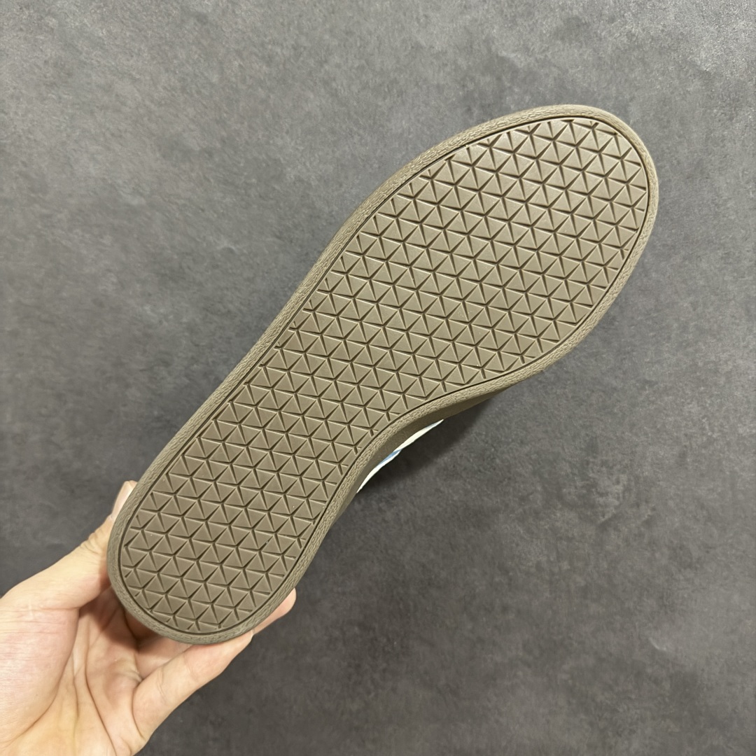 图片[9]-【纯原特价】AD 阿迪 Court VL Class 低帮复古休闲板鞋 JI0496 纯原平台专供品质 原厂材料打造 市售最高品质 区别通货 绒面麂皮防滑耐磨轻便低帮板鞋 整双鞋以传统的低帮呈现的清新造型 鞋头优先头层反毛皮 包裹保证优秀质感的同时 中底选择了与德训鞋类似的生胶材质打造 并且厚度十分可观 相信可以将脚感与增高效果双双拿捏 尺码：36 36.5 37 38 38.5 39 40 40.5 41 42 42.5 43 44 44.5 45-选品中心