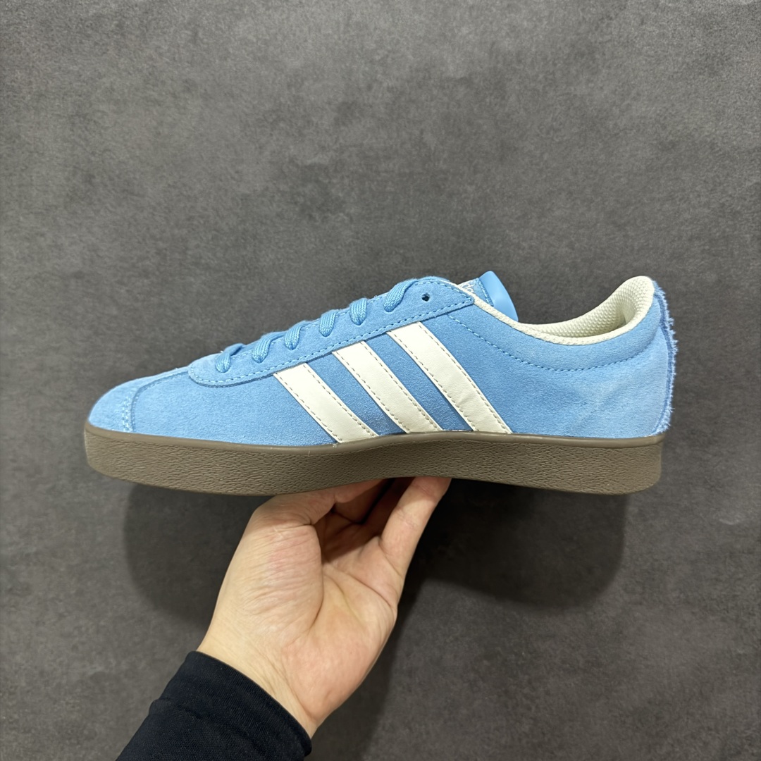 图片[2]-【纯原特价】AD 阿迪 Court VL Class 低帮复古休闲板鞋 JI0496 纯原平台专供品质 原厂材料打造 市售最高品质 区别通货 绒面麂皮防滑耐磨轻便低帮板鞋 整双鞋以传统的低帮呈现的清新造型 鞋头优先头层反毛皮 包裹保证优秀质感的同时 中底选择了与德训鞋类似的生胶材质打造 并且厚度十分可观 相信可以将脚感与增高效果双双拿捏 尺码：36 36.5 37 38 38.5 39 40 40.5 41 42 42.5 43 44 44.5 45-选品中心