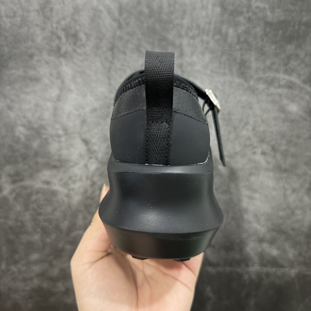 图片[4]-【莞产礼盒版】CDG x Salomon 萨洛蒙 联名款XT-6 系列 厚底 休闲 运动鞋 原版购入开发 做货 独立私模 原材料打造 一比一原版细节 延续品牌设计基因，融合简约的设计和实用的技术性 联名鞋款依旧是黑白简约配色，鞋身上的品牌字样也体现出极简主义的设计风格 搭配Contagrip 橡胶厚底鞋底设计，重新演绎的鞋面部分则以Pulsar Advanced袜套式轮廓替换了之前抽绳鞋带 并饰有网眼、抗撕裂材质鞋面、防水胶条以及尼龙拉环等细节 面料： 原版定制进口科技面料 内里： 原版进口透气网里 大底： 原版开模超轻发泡材质 底厚： 6.5CM 尺码：34-40（34 40订做不退换）-选品中心