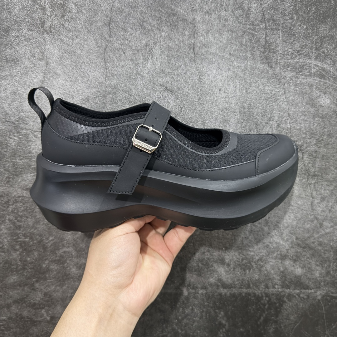 【莞产礼盒版】CDG x Salomon 萨洛蒙 联名款XT-6 系列 厚底 休闲 运动鞋 原版购入开发 做货 独立私模 原材料打造 一比一原版细节 延续品牌设计基因,融合简约的设计和实用的技术性 联名鞋款依旧是黑白简约配色,鞋身上的品牌字样也体现出极简主义的设计风格 搭配Contagrip 橡胶厚底鞋底设计,重新演绎的鞋面部分则以Pulsar Advanced袜套式轮廓替换了之前抽绳鞋带 并饰有网眼、抗撕裂材质鞋面、防水胶条以及尼龙拉环等细节 面料: 原版定制进口科技面料 内里: 原版进口透气网里 大底: 原版开模超轻发泡材质 底厚: 6.5CM 尺码:34-40(34 40订做不退换)-选品中心