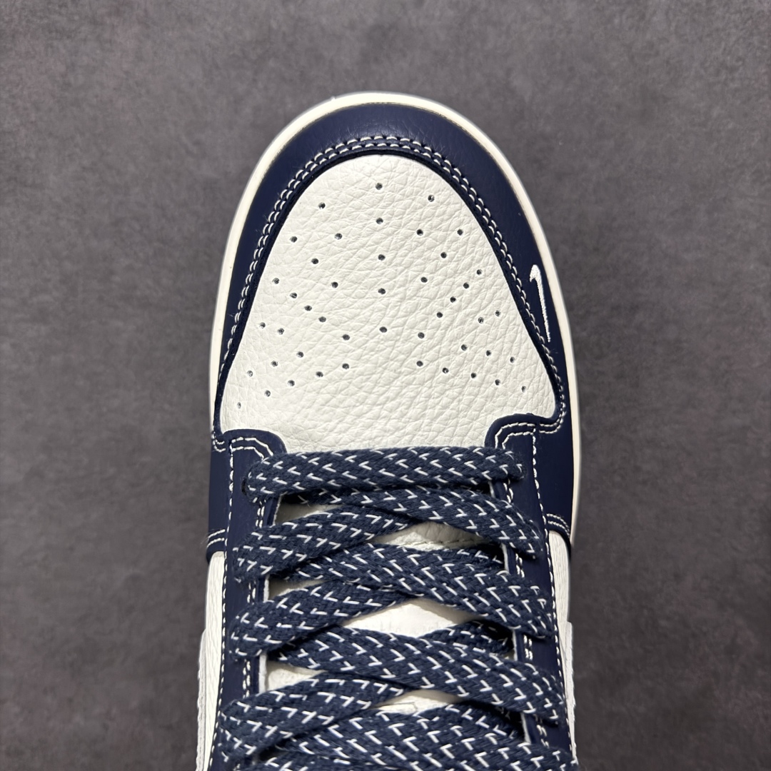  
【定制版】Nike SB Dunk Low x Supreme 蓝白灰小钩
纯原大厂出品 极力推荐
