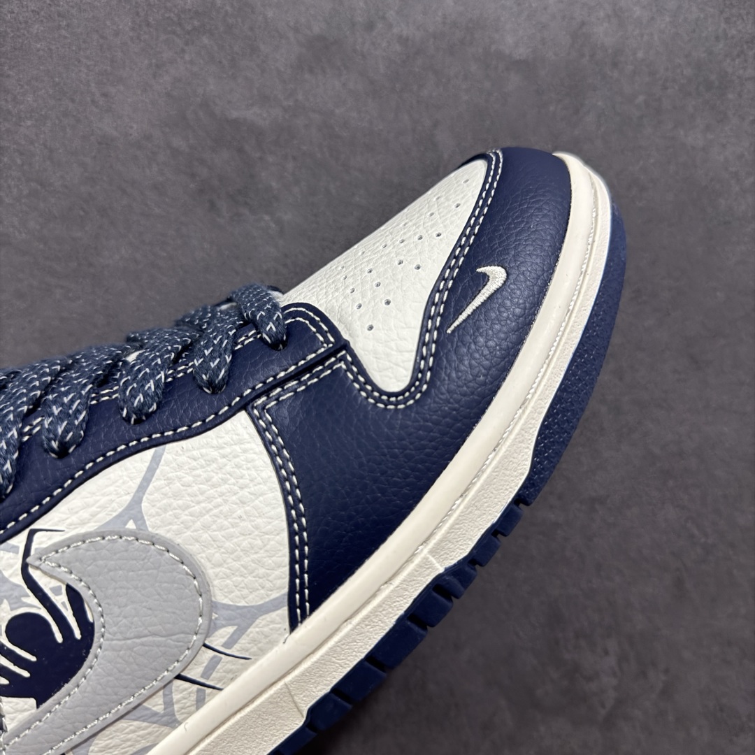  
【定制版】Nike SB Dunk Low x Supreme 蓝白灰小钩
纯原大厂出品 极力推荐
