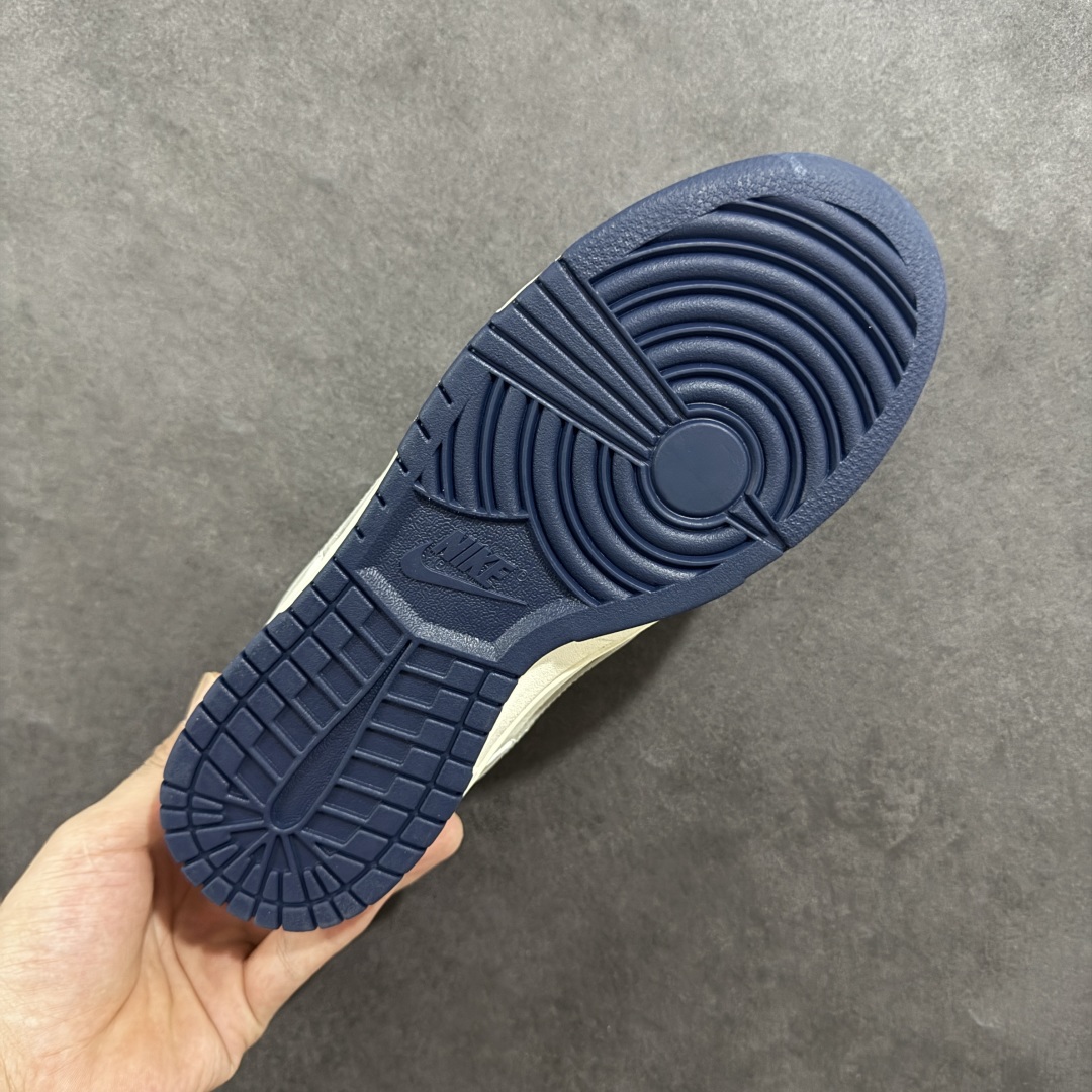  
【定制版】Nike SB Dunk Low x Supreme 蓝白灰小钩
纯原大厂出品 极力推荐
