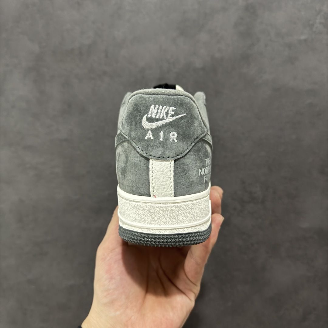  
海外爆款限量发售！高端定制Nike Air Force 1 '07 Low 北面联名--- 猪八白灰
