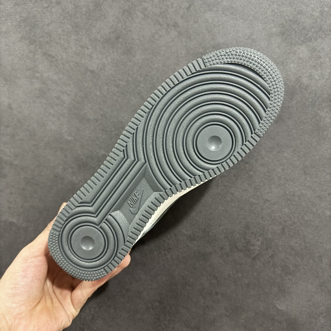  
海外爆款限量发售！高端定制Nike Air Force 1 '07 Low 北面联名--- 猪八白灰