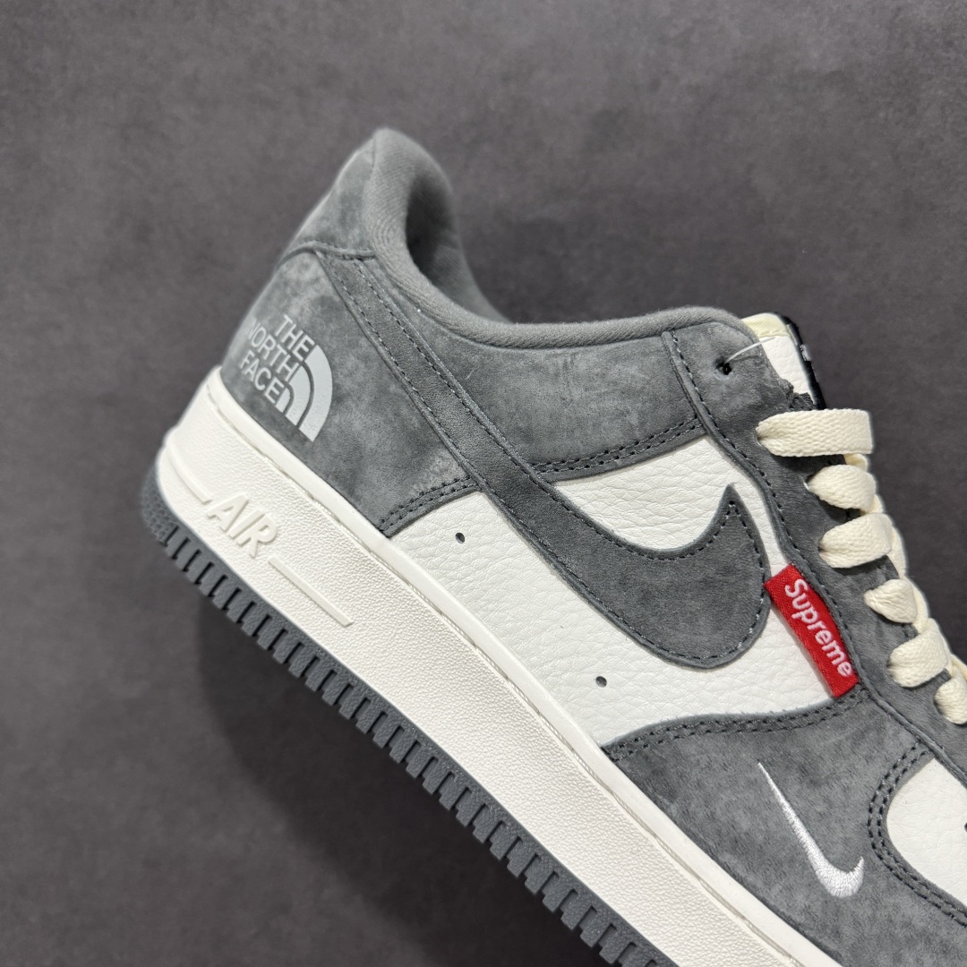  
海外爆款限量发售！高端定制Nike Air Force 1 '07 Low 北面联名--- 猪八白灰
