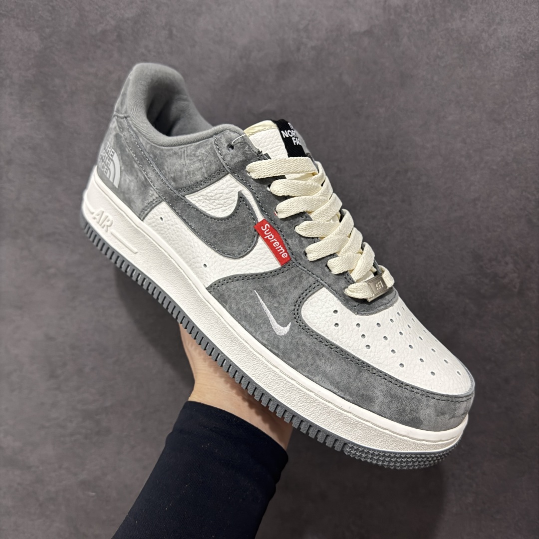  
海外爆款限量发售！高端定制Nike Air Force 1 '07 Low 北面联名--- 猪八白灰