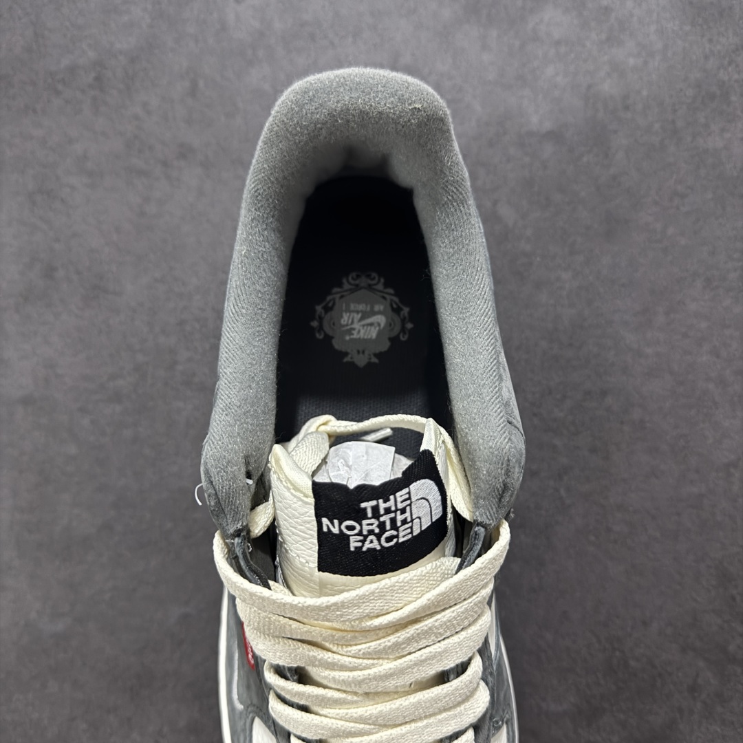  
海外爆款限量发售！高端定制Nike Air Force 1 '07 Low 北面联名--- 猪八白灰