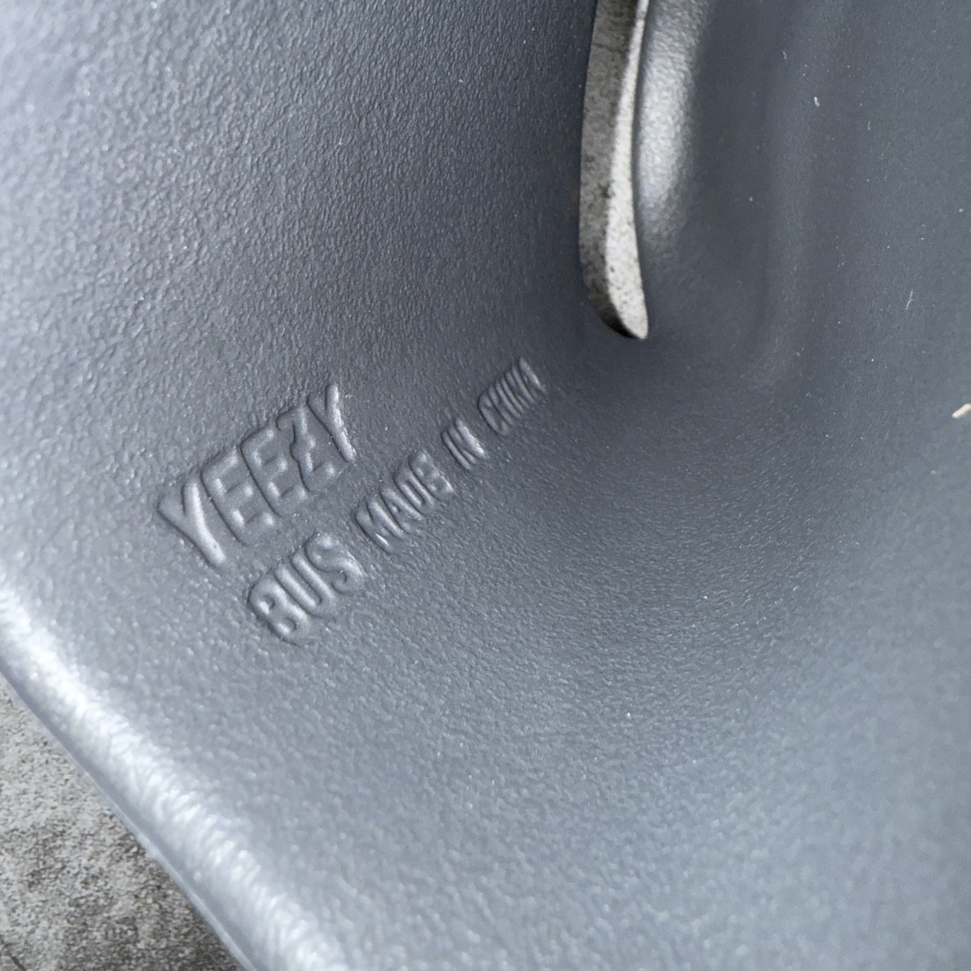  
【X版纯原】YEEZY SLIDE 黑色 HQ6448
椰子拖鞋 同源公司EVA粒子环保塑料 
原厂