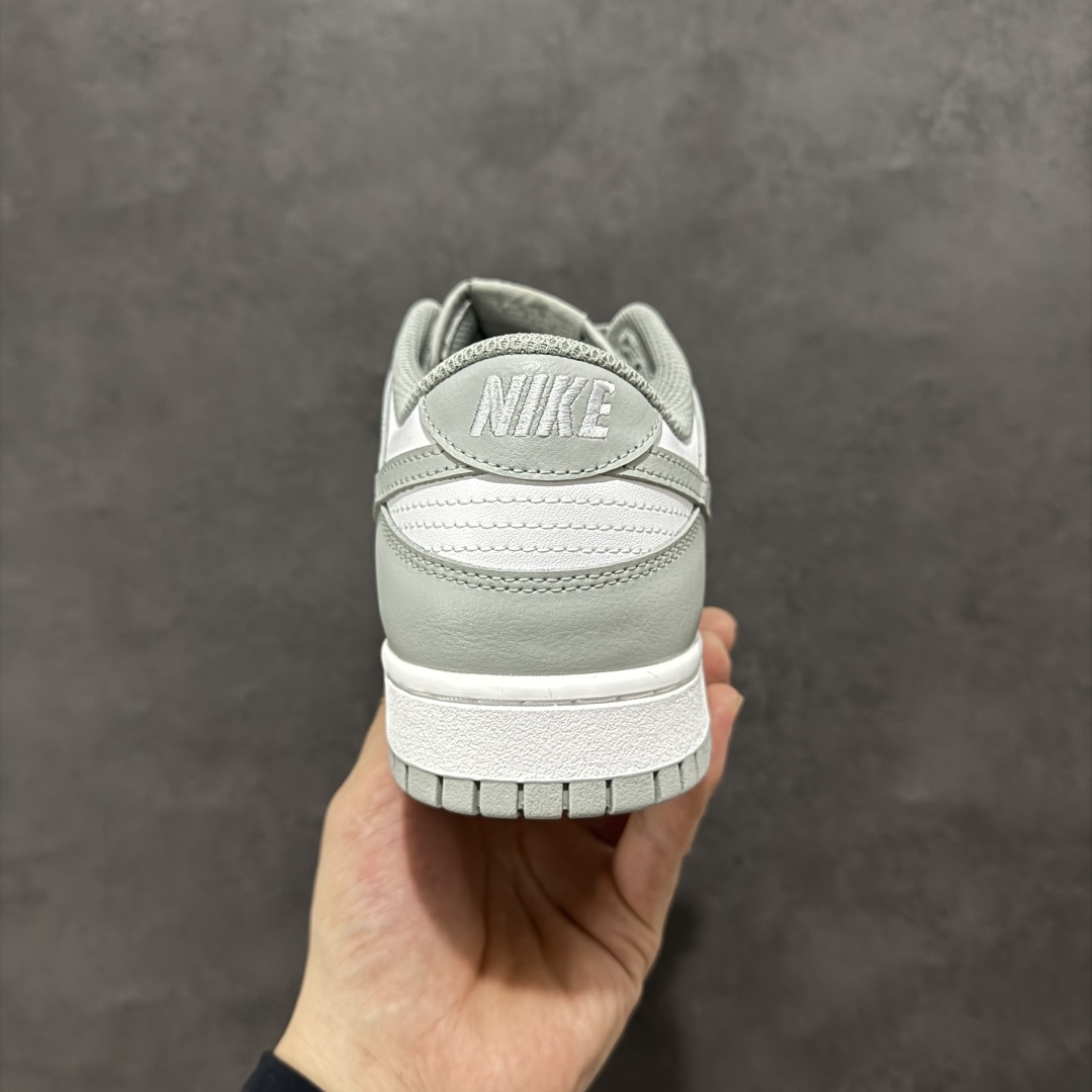  
【纯原】Nike Dunk Low 灰白 2.0
此款以简约大方的造型设计，给人以随性休闲的时尚格调