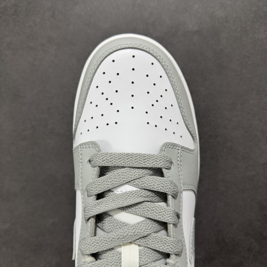  
【纯原】Nike Dunk Low 灰白 2.0
此款以简约大方的造型设计，给人以随性休闲的时尚格调