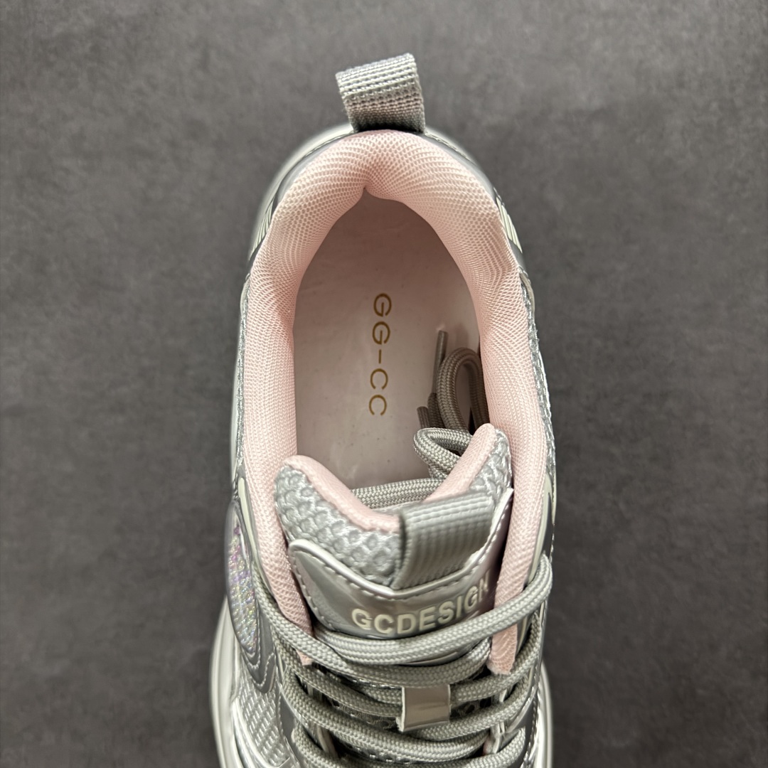 图片[7]-【公司级】GG-CC赵露思2025新款厚底增高休闲运动老爹鞋系列 #广东大厂出品 7CM厚底增高 星河粒子 银白粉色 银角大王 完美细节 25ss春季新款厚底增高 大长腿 时髦look轻松定格 不费力展现率性氛围 高档银盒 酷帅机能风不规则设计大底 拼色造型设计 轻便舒适百搭 GGCC银白配色好温柔 三层组合月牙底 柔软有弹性的月牙底和增加舒适度显腿长的7cm增高 长时间走路和站立都不累脚舒适度和少女感 厚底增高 不管怎么搭都好看~ 尺码： 35 36 37 38 39 40-选品中心