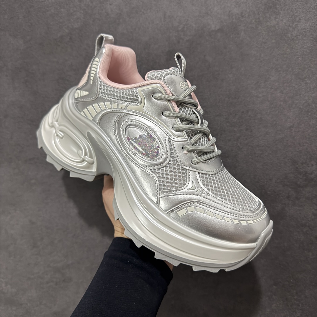 图片[3]-【公司级】GG-CC赵露思2025新款厚底增高休闲运动老爹鞋系列 #广东大厂出品 7CM厚底增高 星河粒子 银白粉色 银角大王 完美细节 25ss春季新款厚底增高 大长腿 时髦look轻松定格 不费力展现率性氛围 高档银盒 酷帅机能风不规则设计大底 拼色造型设计 轻便舒适百搭 GGCC银白配色好温柔 三层组合月牙底 柔软有弹性的月牙底和增加舒适度显腿长的7cm增高 长时间走路和站立都不累脚舒适度和少女感 厚底增高 不管怎么搭都好看~ 尺码： 35 36 37 38 39 40-选品中心