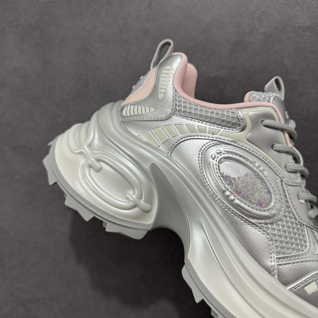 图片[6]-【公司级】GG-CC赵露思2025新款厚底增高休闲运动老爹鞋系列 #广东大厂出品 7CM厚底增高 星河粒子 银白粉色 银角大王 完美细节 25ss春季新款厚底增高 大长腿 时髦look轻松定格 不费力展现率性氛围 高档银盒 酷帅机能风不规则设计大底 拼色造型设计 轻便舒适百搭 GGCC银白配色好温柔 三层组合月牙底 柔软有弹性的月牙底和增加舒适度显腿长的7cm增高 长时间走路和站立都不累脚舒适度和少女感 厚底增高 不管怎么搭都好看~ 尺码： 35 36 37 38 39 40-选品中心