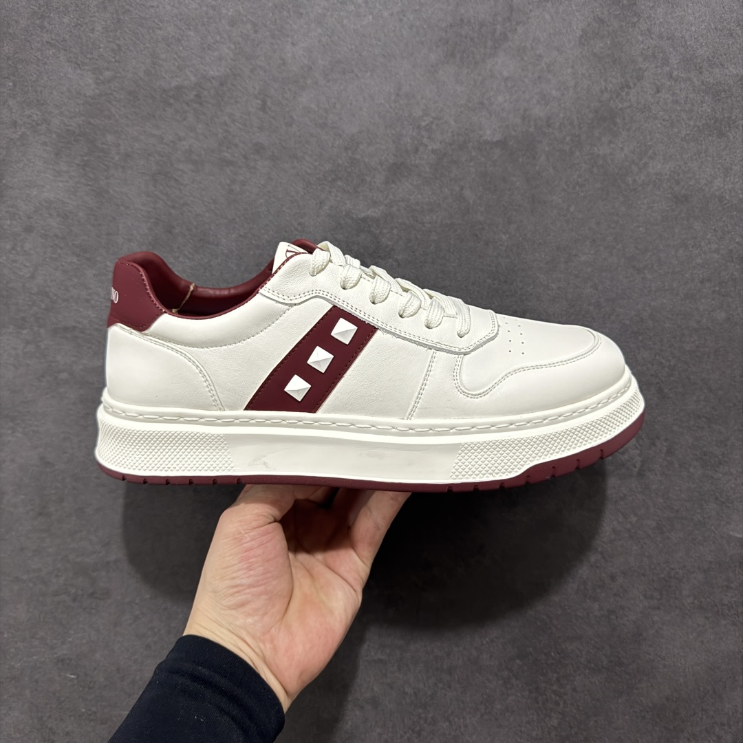 【广东纯原版本】Valentino 华伦天奴 Rockstud untitled 厚底休闲铆钉小白鞋 明星同款 软羊皮低帮板鞋休闲男鞋 经典百搭款绗缝格纹打造瞩目朋克风格 考究皮质构塑和简洁轮廓 流畅的线条奠定酷感基调 装饰质感橡胶效果 侧面铆钉装饰 穿出了不一样的随性和时髦 阿那亚大秀可谓是刷爆了时尚圈 鞋面全油边 面料:定制牛皮+独家开模橡胶发泡大底 轻便防滑耐磨 脚感舒适 款式耐看做工精细 全套包装 尺码:39 40 41 42 43 44(皮鞋码)-选品中心