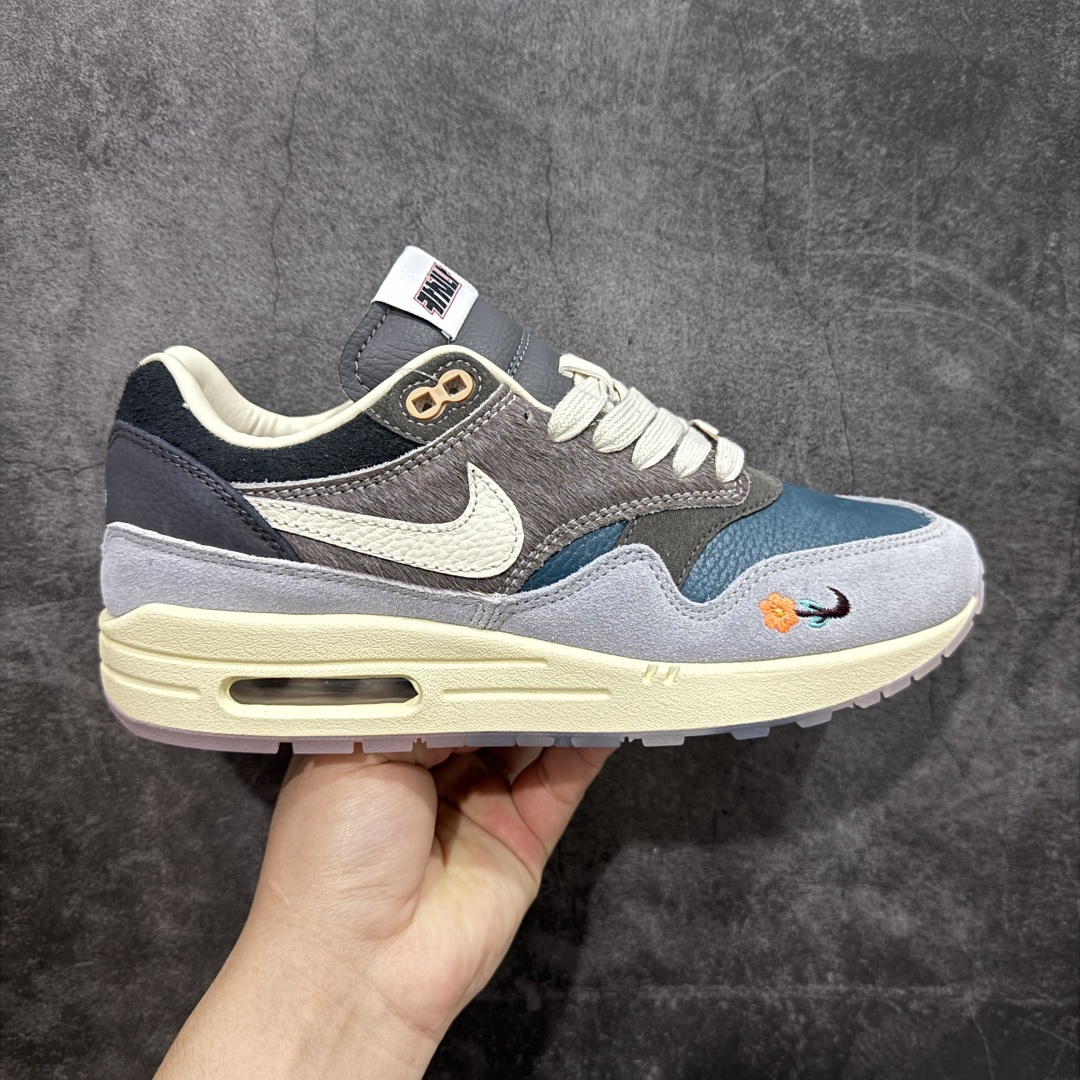 【公司级】KASINA x Nike Air Max 1”Won-Ang Orange“ 重磅联名为庆祝 Kasina 成立25周年以及Air Max 1 发售35周年,街头服饰品牌 Kasina 与 Nike 将联名合作推出两款全新Air Max 1 。此番合作一方面为庆祝 Kasina 成立 25 周年,另一方面则以送给新婚夫妇的雕刻木鸭为灵感重塑 Nike Air Max 1 鞋履,马毛、绒面革以及皮革拼接呈现,并预备了两色可选。鞋身也是细节满满,鞋头外侧的迷你 Swoosh 上点缀可爱花朵,鞋舌点缀 Kasina Logo。鞋带前段的木质鞋带扣丰富细节,并且还附赠鸳鸯吊牌。在韩国文化中,用木头雕刻的鸳鸯被称为 kireogi,并经常作为结婚礼物赠送,寓意幸福美满 尺码:DQ8475-001 尺码:36-45-选品中心