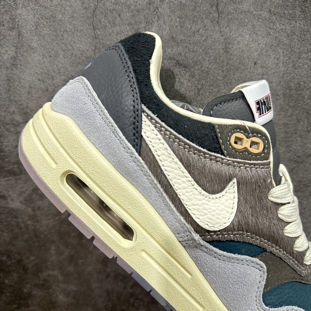 图片[7]-【公司级】KASINA x Nike Air Max 1”Won-Ang Orange“ 重磅联名为庆祝 Kasina 成立25周年以及Air Max 1 发售35周年，街头服饰品牌 Kasina 与 Nike 将联名合作推出两款全新Air Max 1 。此番合作一方面为庆祝 Kasina 成立 25 周年，另一方面则以送给新婚夫妇的雕刻木鸭为灵感重塑 Nike Air Max 1 鞋履，马毛、绒面革以及皮革拼接呈现，并预备了两色可选。鞋身也是细节满满，鞋头外侧的迷你 Swoosh 上点缀可爱花朵，鞋舌点缀 Kasina Logo。鞋带前段的木质鞋带扣丰富细节，并且还附赠鸳鸯吊牌。在韩国文化中，用木头雕刻的鸳鸯被称为 kireogi，并经常作为结婚礼物赠送，寓意幸福美满 尺码：DQ8475-001 尺码：36-45-选品中心