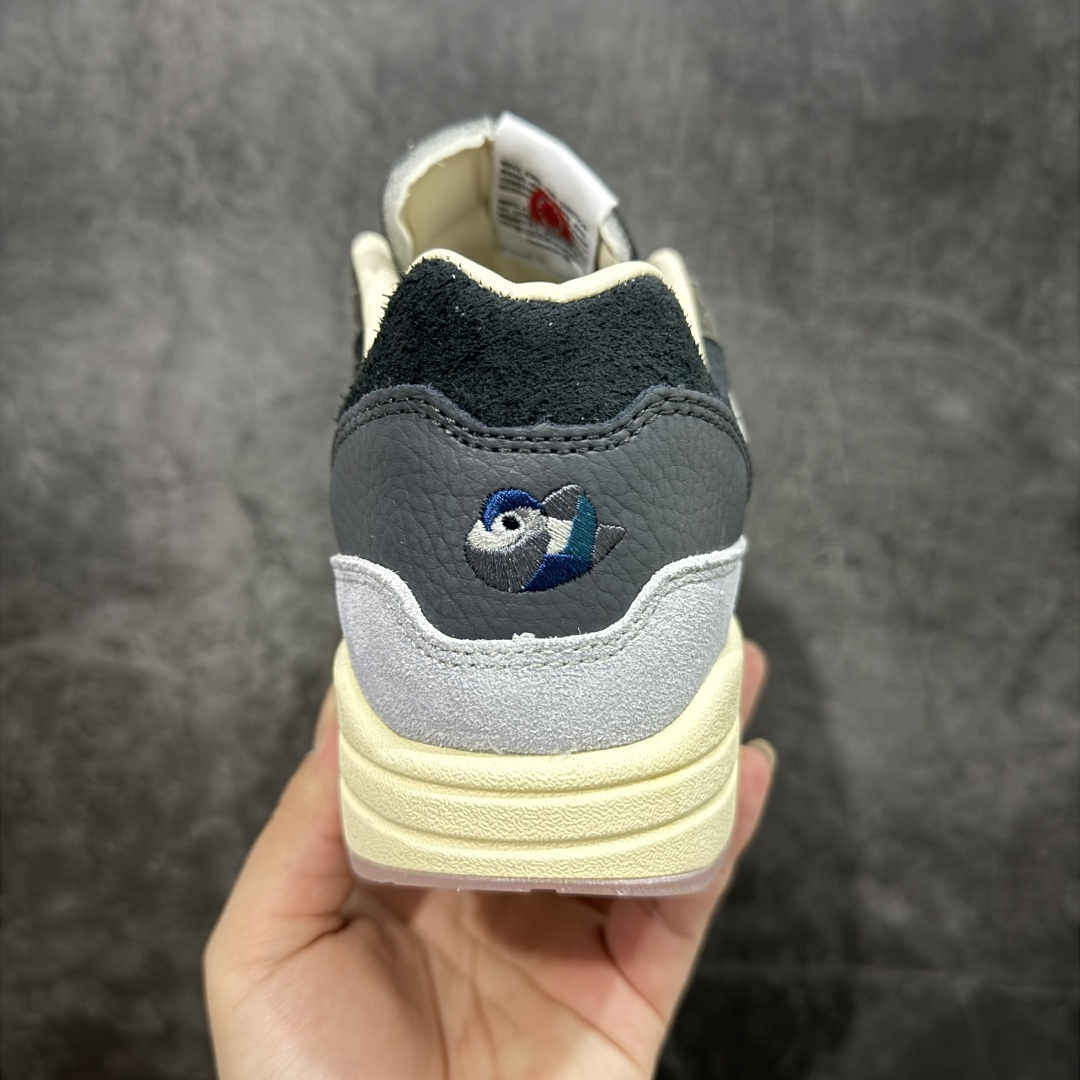 图片[4]-【公司级】KASINA x Nike Air Max 1”Won-Ang Orange“ 重磅联名为庆祝 Kasina 成立25周年以及Air Max 1 发售35周年，街头服饰品牌 Kasina 与 Nike 将联名合作推出两款全新Air Max 1 。此番合作一方面为庆祝 Kasina 成立 25 周年，另一方面则以送给新婚夫妇的雕刻木鸭为灵感重塑 Nike Air Max 1 鞋履，马毛、绒面革以及皮革拼接呈现，并预备了两色可选。鞋身也是细节满满，鞋头外侧的迷你 Swoosh 上点缀可爱花朵，鞋舌点缀 Kasina Logo。鞋带前段的木质鞋带扣丰富细节，并且还附赠鸳鸯吊牌。在韩国文化中，用木头雕刻的鸳鸯被称为 kireogi，并经常作为结婚礼物赠送，寓意幸福美满 尺码：DQ8475-001 尺码：36-45-选品中心