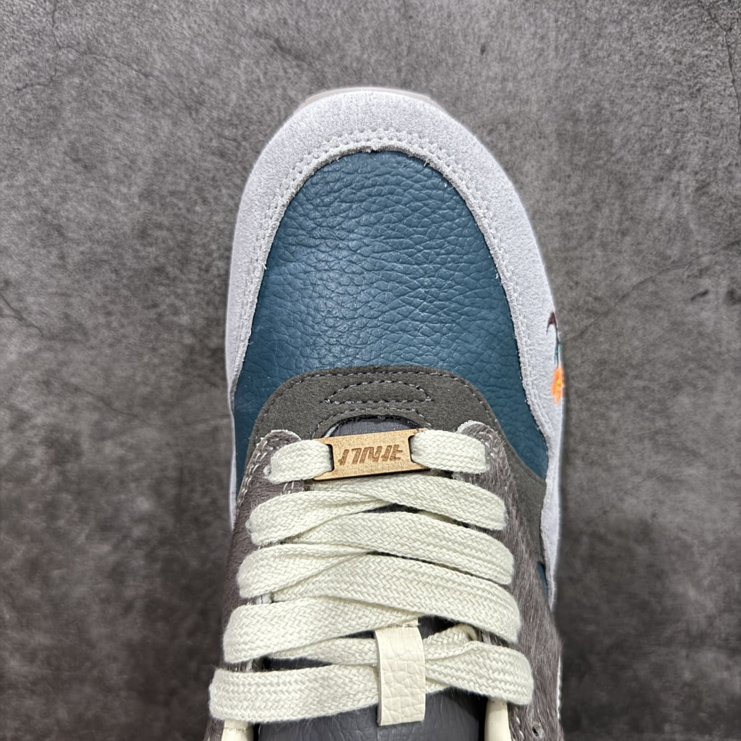 图片[5]-【公司级】KASINA x Nike Air Max 1”Won-Ang Orange“ 重磅联名为庆祝 Kasina 成立25周年以及Air Max 1 发售35周年，街头服饰品牌 Kasina 与 Nike 将联名合作推出两款全新Air Max 1 。此番合作一方面为庆祝 Kasina 成立 25 周年，另一方面则以送给新婚夫妇的雕刻木鸭为灵感重塑 Nike Air Max 1 鞋履，马毛、绒面革以及皮革拼接呈现，并预备了两色可选。鞋身也是细节满满，鞋头外侧的迷你 Swoosh 上点缀可爱花朵，鞋舌点缀 Kasina Logo。鞋带前段的木质鞋带扣丰富细节，并且还附赠鸳鸯吊牌。在韩国文化中，用木头雕刻的鸳鸯被称为 kireogi，并经常作为结婚礼物赠送，寓意幸福美满 尺码：DQ8475-001 尺码：36-45-选品中心