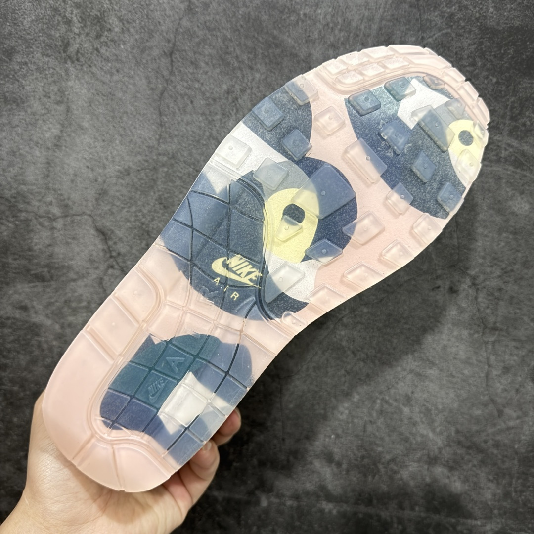 图片[9]-【公司级】KASINA x Nike Air Max 1”Won-Ang Orange“ 重磅联名为庆祝 Kasina 成立25周年以及Air Max 1 发售35周年，街头服饰品牌 Kasina 与 Nike 将联名合作推出两款全新Air Max 1 。此番合作一方面为庆祝 Kasina 成立 25 周年，另一方面则以送给新婚夫妇的雕刻木鸭为灵感重塑 Nike Air Max 1 鞋履，马毛、绒面革以及皮革拼接呈现，并预备了两色可选。鞋身也是细节满满，鞋头外侧的迷你 Swoosh 上点缀可爱花朵，鞋舌点缀 Kasina Logo。鞋带前段的木质鞋带扣丰富细节，并且还附赠鸳鸯吊牌。在韩国文化中，用木头雕刻的鸳鸯被称为 kireogi，并经常作为结婚礼物赠送，寓意幸福美满 尺码：DQ8475-001 尺码：36-45-选品中心