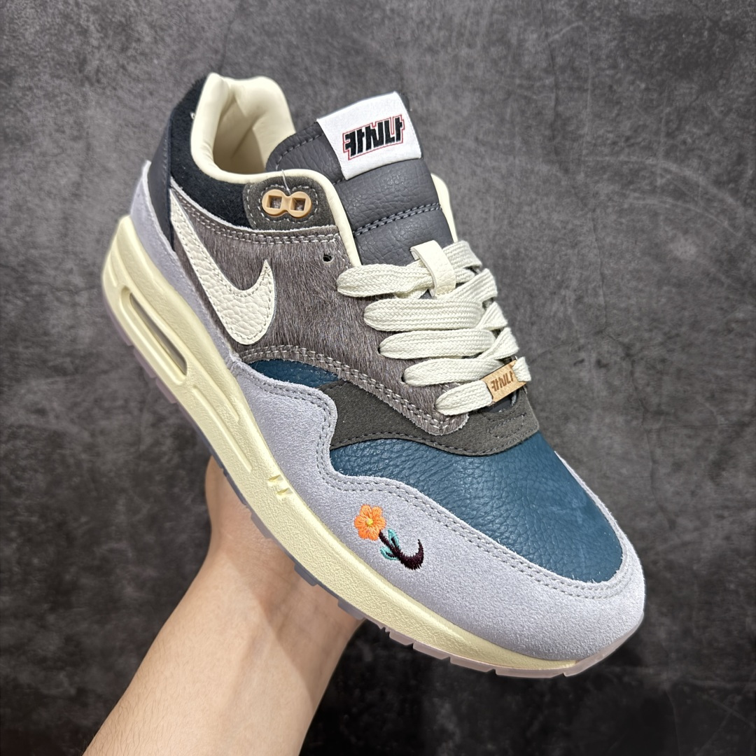 图片[3]-【公司级】KASINA x Nike Air Max 1”Won-Ang Orange“ 重磅联名为庆祝 Kasina 成立25周年以及Air Max 1 发售35周年，街头服饰品牌 Kasina 与 Nike 将联名合作推出两款全新Air Max 1 。此番合作一方面为庆祝 Kasina 成立 25 周年，另一方面则以送给新婚夫妇的雕刻木鸭为灵感重塑 Nike Air Max 1 鞋履，马毛、绒面革以及皮革拼接呈现，并预备了两色可选。鞋身也是细节满满，鞋头外侧的迷你 Swoosh 上点缀可爱花朵，鞋舌点缀 Kasina Logo。鞋带前段的木质鞋带扣丰富细节，并且还附赠鸳鸯吊牌。在韩国文化中，用木头雕刻的鸳鸯被称为 kireogi，并经常作为结婚礼物赠送，寓意幸福美满 尺码：DQ8475-001 尺码：36-45-选品中心