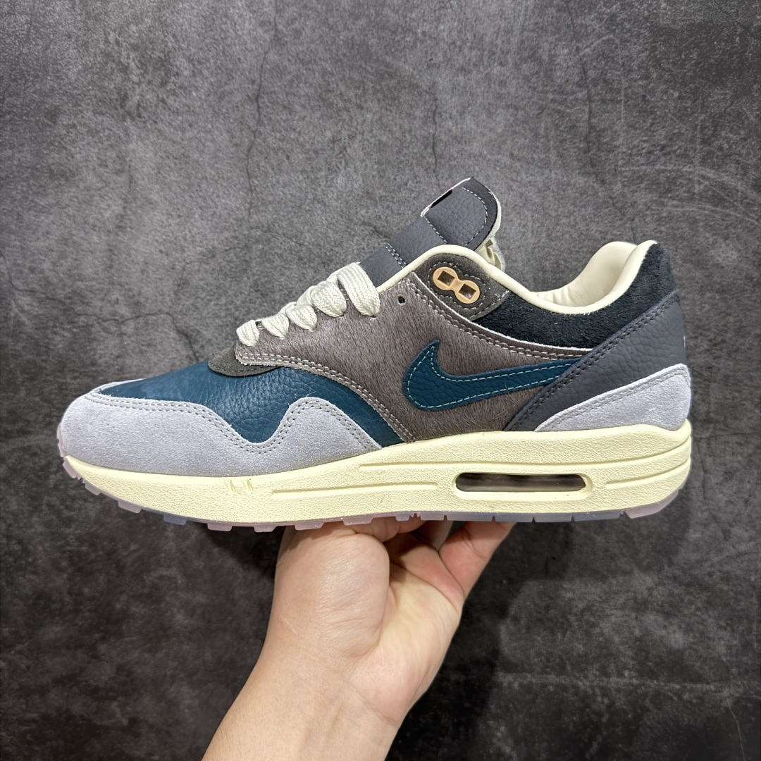 图片[2]-【公司级】KASINA x Nike Air Max 1”Won-Ang Orange“ 重磅联名为庆祝 Kasina 成立25周年以及Air Max 1 发售35周年，街头服饰品牌 Kasina 与 Nike 将联名合作推出两款全新Air Max 1 。此番合作一方面为庆祝 Kasina 成立 25 周年，另一方面则以送给新婚夫妇的雕刻木鸭为灵感重塑 Nike Air Max 1 鞋履，马毛、绒面革以及皮革拼接呈现，并预备了两色可选。鞋身也是细节满满，鞋头外侧的迷你 Swoosh 上点缀可爱花朵，鞋舌点缀 Kasina Logo。鞋带前段的木质鞋带扣丰富细节，并且还附赠鸳鸯吊牌。在韩国文化中，用木头雕刻的鸳鸯被称为 kireogi，并经常作为结婚礼物赠送，寓意幸福美满 尺码：DQ8475-001 尺码：36-45-选品中心