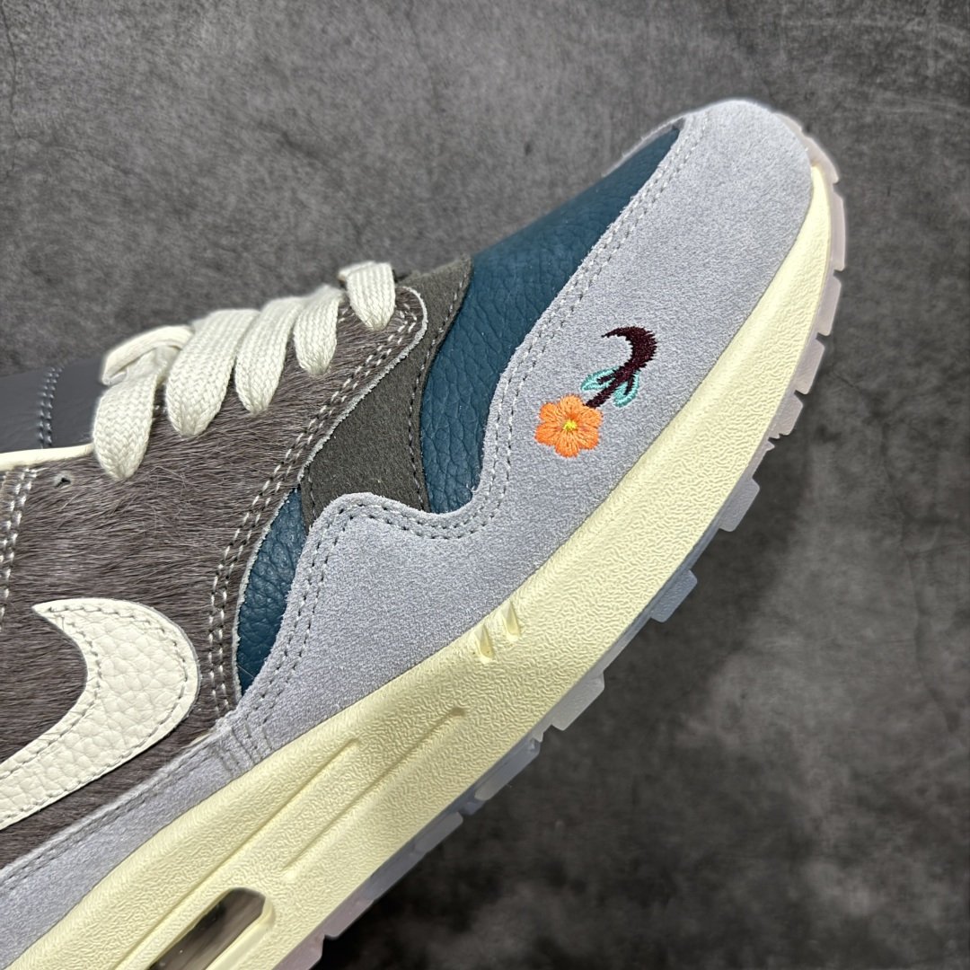图片[6]-【公司级】KASINA x Nike Air Max 1”Won-Ang Orange“ 重磅联名为庆祝 Kasina 成立25周年以及Air Max 1 发售35周年，街头服饰品牌 Kasina 与 Nike 将联名合作推出两款全新Air Max 1 。此番合作一方面为庆祝 Kasina 成立 25 周年，另一方面则以送给新婚夫妇的雕刻木鸭为灵感重塑 Nike Air Max 1 鞋履，马毛、绒面革以及皮革拼接呈现，并预备了两色可选。鞋身也是细节满满，鞋头外侧的迷你 Swoosh 上点缀可爱花朵，鞋舌点缀 Kasina Logo。鞋带前段的木质鞋带扣丰富细节，并且还附赠鸳鸯吊牌。在韩国文化中，用木头雕刻的鸳鸯被称为 kireogi，并经常作为结婚礼物赠送，寓意幸福美满 尺码：DQ8475-001 尺码：36-45-选品中心