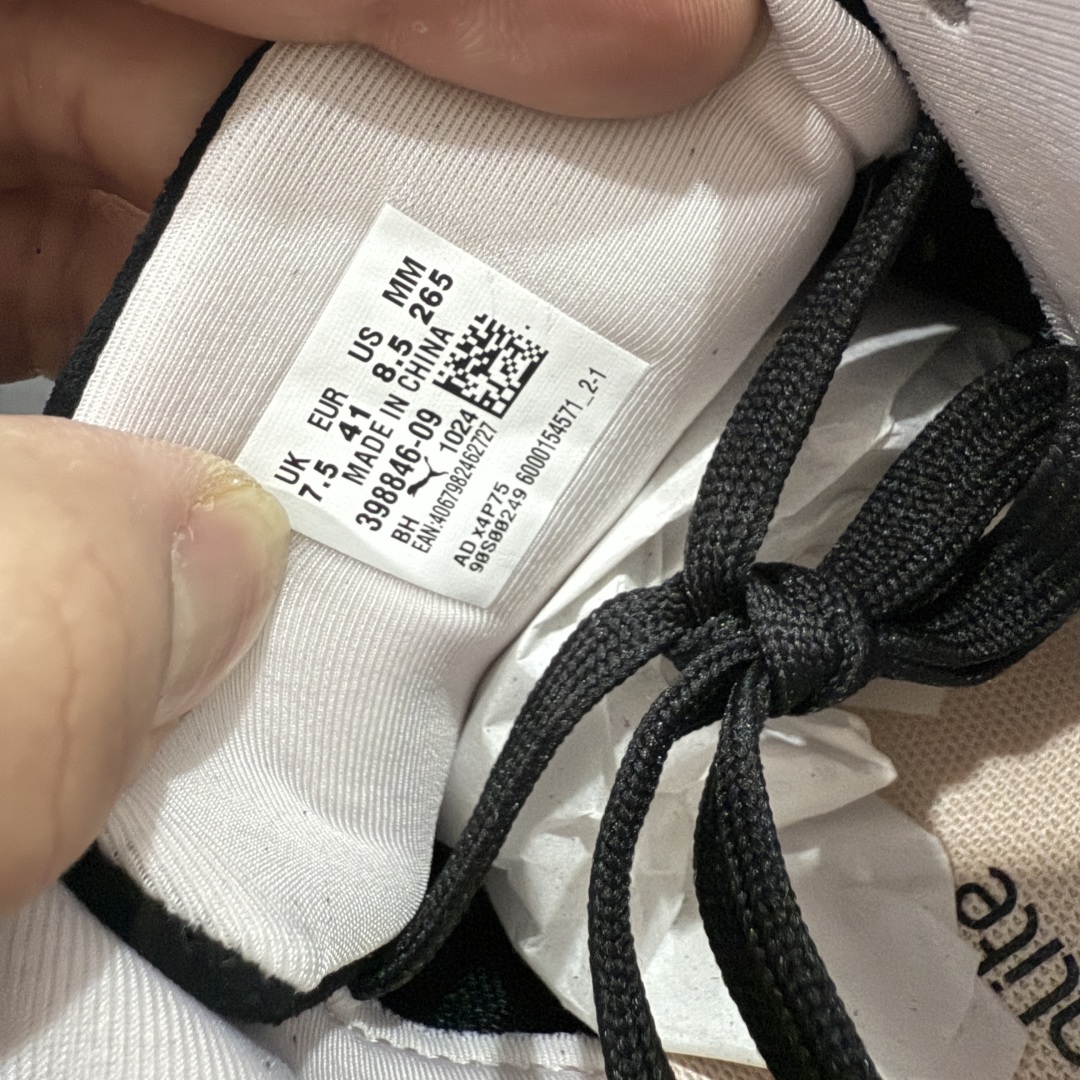 图片[7]-【CS纯原版】Puma Speedcat OG Sparco 彪马罗马阿莫尔系列 复古运动休闲赛车跑鞋 黑粉 市场第一梯队品质 版型 细节 烫金走线 完全碾压市场任意版本 欢迎对比🆚 工厂耗时3个月开发 原装档案原数据纸版楦型 采用固色翻毛皮鞋面材质(正确二次成型\’猛帮\’成型工艺🆚区别市面版本!!) 外置原数据开发轻量耐磨橡胶大底💪🏻 全球知名运动品牌PUMA宝马赛车系列 融合了宝马车队的标志性配色 以趣味十足又前卫复古的设计引领潮流 将赛道精神融入街头时尚 开启前卫竞速之旅 主打前卫复古风 Roma鞋款的鞋侧以复古的流线造型 缀以宝马经典Logo 巧妙吸睛 而Speedcat鞋款以亮眼三色条纹元素缀以舒适鞋面 赋予了独特的个性美学 演绎赛车的无尽能量 货号：398846 09 尺码：35-45-选品中心