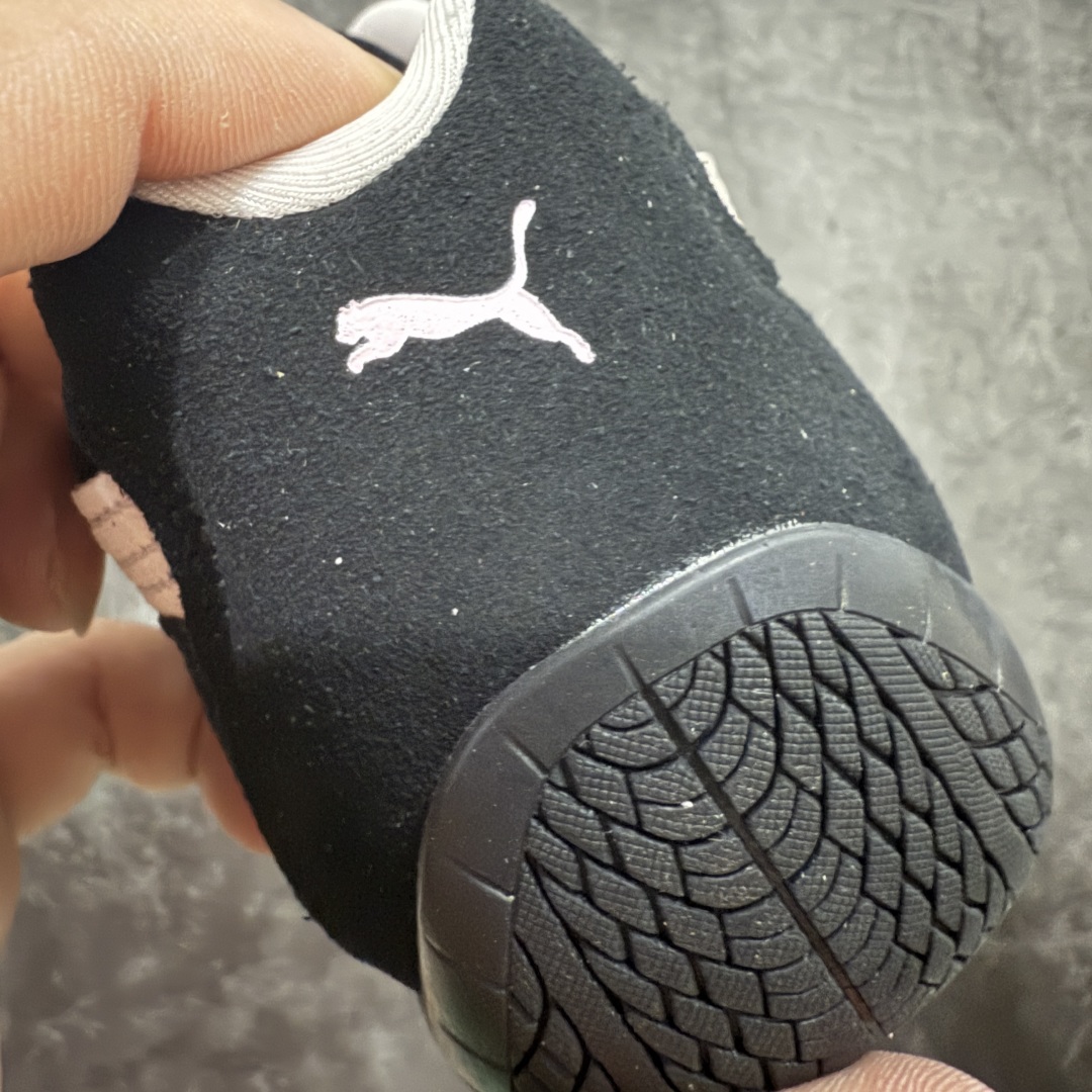 图片[2]-【CS纯原版】Puma Speedcat OG Sparco 彪马罗马阿莫尔系列 复古运动休闲赛车跑鞋 黑粉 市场第一梯队品质 版型 细节 烫金走线 完全碾压市场任意版本 欢迎对比🆚 工厂耗时3个月开发 原装档案原数据纸版楦型 采用固色翻毛皮鞋面材质(正确二次成型\’猛帮\’成型工艺🆚区别市面版本!!) 外置原数据开发轻量耐磨橡胶大底💪🏻 全球知名运动品牌PUMA宝马赛车系列 融合了宝马车队的标志性配色 以趣味十足又前卫复古的设计引领潮流 将赛道精神融入街头时尚 开启前卫竞速之旅 主打前卫复古风 Roma鞋款的鞋侧以复古的流线造型 缀以宝马经典Logo 巧妙吸睛 而Speedcat鞋款以亮眼三色条纹元素缀以舒适鞋面 赋予了独特的个性美学 演绎赛车的无尽能量 货号：398846 09 尺码：35-45-选品中心