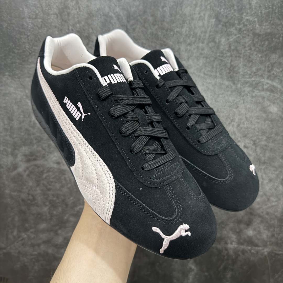 【CS纯原版】Puma Speedcat OG Sparco 彪马罗马阿莫尔系列 复古运动休闲赛车跑鞋 黑粉 市场第一梯队品质 版型 细节 烫金走线 完全碾压市场任意版本 欢迎对比🆚 工厂耗时3个月开发 原装档案原数据纸版楦型 采用固色翻毛皮鞋面材质(正确二次成型\'猛帮\'成型工艺🆚区别市面版本!!) 外置原数据开发轻量耐磨橡胶大底💪🏻 全球知名运动品牌PUMA宝马赛车系列 融合了宝马车队的标志性配色 以趣味十足又前卫复古的设计引领潮流 将赛道精神融入街头时尚 开启前卫竞速之旅 主打前卫复古风 Roma鞋款的鞋侧以复古的流线造型 缀以宝马经典Logo 巧妙吸睛 而Speedcat鞋款以亮眼三色条纹元素缀以舒适鞋面 赋予了独特的个性美学 演绎赛车的无尽能量 货号:398846 09 尺码:35-45-选品中心
