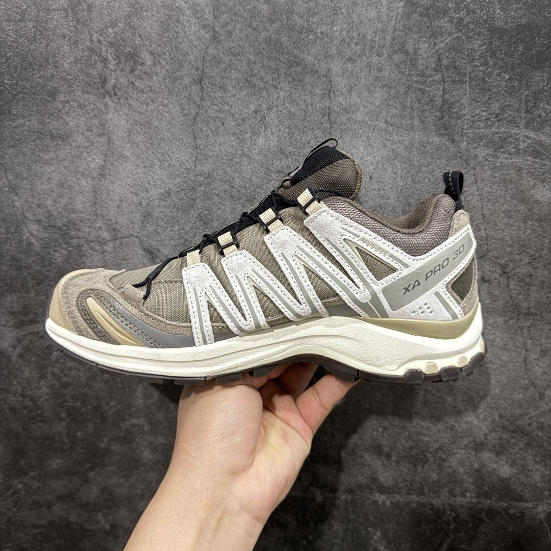 图片[2]-【PK升级版】全新版本 纯原大厂出品 萨洛蒙 Salomon XA PRO 3D Suede 户外轻便机能鞋 477920 纯原外贸平台特供订单 耗时半年巨作 全套原纸板楦头开发 原厂特供网布配套加持 确保原汁原味 完美呈现版型 原档数据独家私模五层组合大底 原装Ortholite轻量化鞋垫 中底布带钢印编号 原厂TPU锁扣 进口港宝加持 后跟自然饱满 还原公司包裹性 鞋面以“锯齿”状的包裹系统呈现 在基色底之下加入了各种色点缀 将公司的最新技术和时尚前卫的造型融入耐用的长跑款式中 鞋面由 TPU 薄膜制成 并焊接在高耐磨网眼上 使其既时尚又坚固 由 ACS底盘支撑 可增强稳定性和支撑力 以及由橡胶凸耳 Contragrip外底覆盖的 EVA 缓冲中底 旨在应对崎岖的地形 鞋舌上的彩色Salomon 标签、Quicklace 系统以及鞋头、鞋舌和鞋跟上的附加品牌使细节更加完美 让穿着者可以轻松驾驭户外与通勤下的任何运动生活场景 无缝鞋身户外随意纵横 颜值与脚感兼备 出街通勤 绝对非常吸睛 你值得拥有 尺码：36 36.5 37 38 38.5 39 40 40.5 41 42 42.5 43 44 44.5 45-选品中心