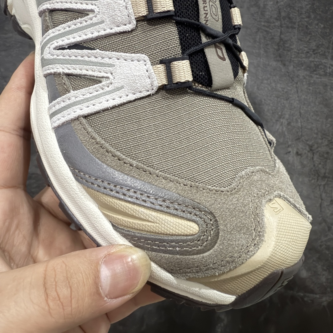 图片[5]-【PK升级版】全新版本 纯原大厂出品 萨洛蒙 Salomon XA PRO 3D Suede 户外轻便机能鞋 477920 纯原外贸平台特供订单 耗时半年巨作 全套原纸板楦头开发 原厂特供网布配套加持 确保原汁原味 完美呈现版型 原档数据独家私模五层组合大底 原装Ortholite轻量化鞋垫 中底布带钢印编号 原厂TPU锁扣 进口港宝加持 后跟自然饱满 还原公司包裹性 鞋面以“锯齿”状的包裹系统呈现 在基色底之下加入了各种色点缀 将公司的最新技术和时尚前卫的造型融入耐用的长跑款式中 鞋面由 TPU 薄膜制成 并焊接在高耐磨网眼上 使其既时尚又坚固 由 ACS底盘支撑 可增强稳定性和支撑力 以及由橡胶凸耳 Contragrip外底覆盖的 EVA 缓冲中底 旨在应对崎岖的地形 鞋舌上的彩色Salomon 标签、Quicklace 系统以及鞋头、鞋舌和鞋跟上的附加品牌使细节更加完美 让穿着者可以轻松驾驭户外与通勤下的任何运动生活场景 无缝鞋身户外随意纵横 颜值与脚感兼备 出街通勤 绝对非常吸睛 你值得拥有 尺码：36 36.5 37 38 38.5 39 40 40.5 41 42 42.5 43 44 44.5 45-选品中心