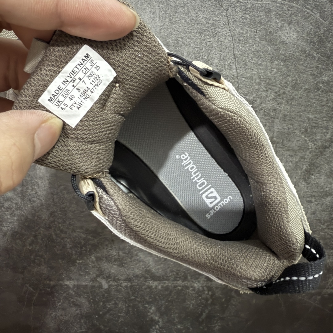 图片[7]-【PK升级版】全新版本 纯原大厂出品 萨洛蒙 Salomon XA PRO 3D Suede 户外轻便机能鞋 477920 纯原外贸平台特供订单 耗时半年巨作 全套原纸板楦头开发 原厂特供网布配套加持 确保原汁原味 完美呈现版型 原档数据独家私模五层组合大底 原装Ortholite轻量化鞋垫 中底布带钢印编号 原厂TPU锁扣 进口港宝加持 后跟自然饱满 还原公司包裹性 鞋面以“锯齿”状的包裹系统呈现 在基色底之下加入了各种色点缀 将公司的最新技术和时尚前卫的造型融入耐用的长跑款式中 鞋面由 TPU 薄膜制成 并焊接在高耐磨网眼上 使其既时尚又坚固 由 ACS底盘支撑 可增强稳定性和支撑力 以及由橡胶凸耳 Contragrip外底覆盖的 EVA 缓冲中底 旨在应对崎岖的地形 鞋舌上的彩色Salomon 标签、Quicklace 系统以及鞋头、鞋舌和鞋跟上的附加品牌使细节更加完美 让穿着者可以轻松驾驭户外与通勤下的任何运动生活场景 无缝鞋身户外随意纵横 颜值与脚感兼备 出街通勤 绝对非常吸睛 你值得拥有 尺码：36 36.5 37 38 38.5 39 40 40.5 41 42 42.5 43 44 44.5 45-选品中心