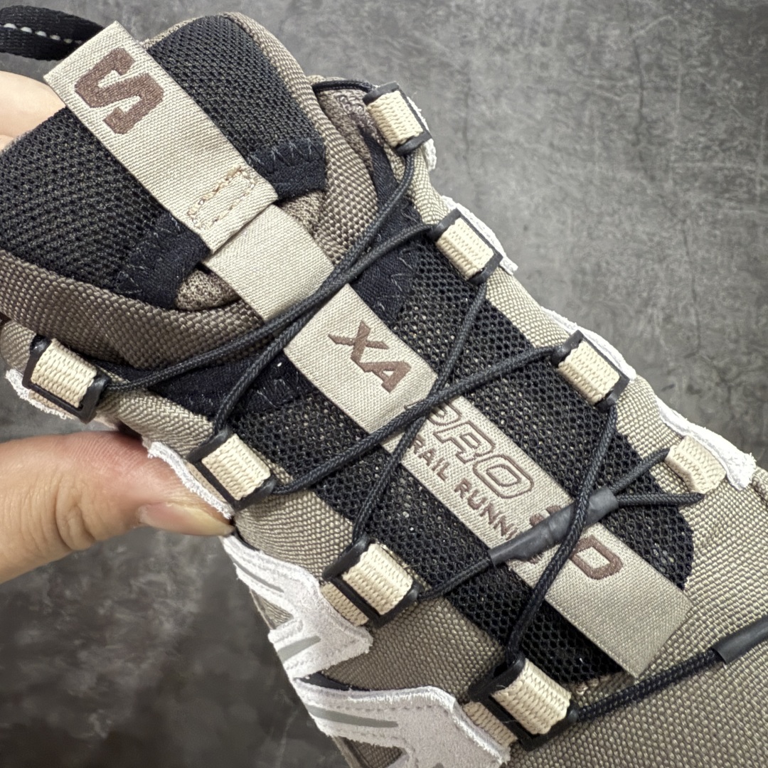 图片[6]-【PK升级版】全新版本 纯原大厂出品 萨洛蒙 Salomon XA PRO 3D Suede 户外轻便机能鞋 477920 纯原外贸平台特供订单 耗时半年巨作 全套原纸板楦头开发 原厂特供网布配套加持 确保原汁原味 完美呈现版型 原档数据独家私模五层组合大底 原装Ortholite轻量化鞋垫 中底布带钢印编号 原厂TPU锁扣 进口港宝加持 后跟自然饱满 还原公司包裹性 鞋面以“锯齿”状的包裹系统呈现 在基色底之下加入了各种色点缀 将公司的最新技术和时尚前卫的造型融入耐用的长跑款式中 鞋面由 TPU 薄膜制成 并焊接在高耐磨网眼上 使其既时尚又坚固 由 ACS底盘支撑 可增强稳定性和支撑力 以及由橡胶凸耳 Contragrip外底覆盖的 EVA 缓冲中底 旨在应对崎岖的地形 鞋舌上的彩色Salomon 标签、Quicklace 系统以及鞋头、鞋舌和鞋跟上的附加品牌使细节更加完美 让穿着者可以轻松驾驭户外与通勤下的任何运动生活场景 无缝鞋身户外随意纵横 颜值与脚感兼备 出街通勤 绝对非常吸睛 你值得拥有 尺码：36 36.5 37 38 38.5 39 40 40.5 41 42 42.5 43 44 44.5 45-选品中心