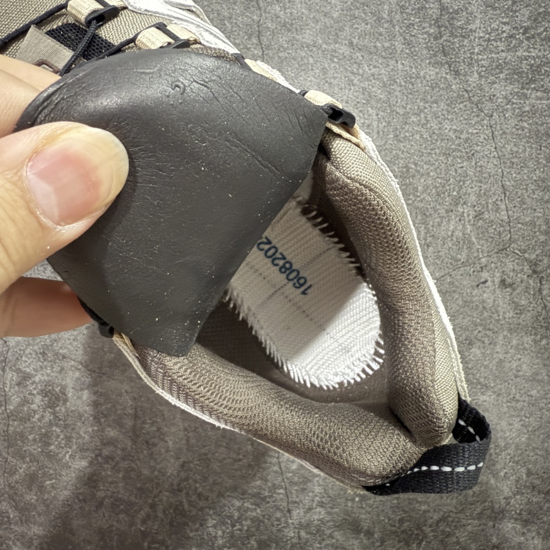 图片[8]-【PK升级版】全新版本 纯原大厂出品 萨洛蒙 Salomon XA PRO 3D Suede 户外轻便机能鞋 477920 纯原外贸平台特供订单 耗时半年巨作 全套原纸板楦头开发 原厂特供网布配套加持 确保原汁原味 完美呈现版型 原档数据独家私模五层组合大底 原装Ortholite轻量化鞋垫 中底布带钢印编号 原厂TPU锁扣 进口港宝加持 后跟自然饱满 还原公司包裹性 鞋面以“锯齿”状的包裹系统呈现 在基色底之下加入了各种色点缀 将公司的最新技术和时尚前卫的造型融入耐用的长跑款式中 鞋面由 TPU 薄膜制成 并焊接在高耐磨网眼上 使其既时尚又坚固 由 ACS底盘支撑 可增强稳定性和支撑力 以及由橡胶凸耳 Contragrip外底覆盖的 EVA 缓冲中底 旨在应对崎岖的地形 鞋舌上的彩色Salomon 标签、Quicklace 系统以及鞋头、鞋舌和鞋跟上的附加品牌使细节更加完美 让穿着者可以轻松驾驭户外与通勤下的任何运动生活场景 无缝鞋身户外随意纵横 颜值与脚感兼备 出街通勤 绝对非常吸睛 你值得拥有 尺码：36 36.5 37 38 38.5 39 40 40.5 41 42 42.5 43 44 44.5 45-选品中心