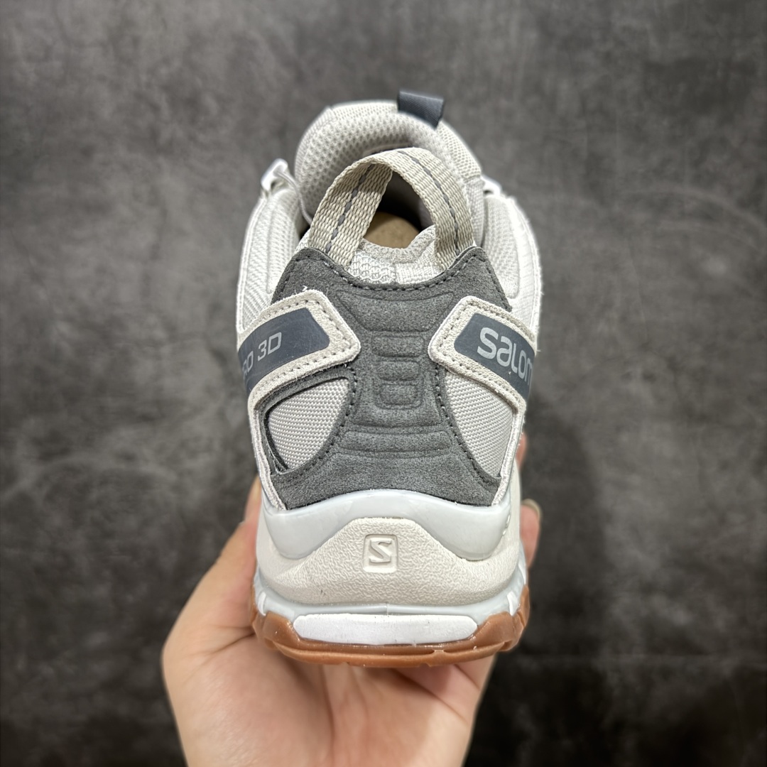 图片[4]-【PK升级版】全新版本 纯原大厂出品 萨洛蒙 Salomon XA PRO 3D Suede 户外轻便机能鞋 纯原外贸平台特供订单 耗时半年巨作 全套原纸板楦头开发 原厂特供网布配套加持 确保原汁原味 完美呈现版型 原档数据独家私模五层组合大底 原装Ortholite轻量化鞋垫 中底布带钢印编号 原厂TPU锁扣 进口港宝加持 后跟自然饱满 还原公司包裹性 鞋面以“锯齿”状的包裹系统呈现 在基色底之下加入了各种色点缀 将公司的最新技术和时尚前卫的造型融入耐用的长跑款式中 鞋面由 TPU 薄膜制成 并焊接在高耐磨网眼上 使其既时尚又坚固 由 ACS底盘支撑 可增强稳定性和支撑力 以及由橡胶凸耳 Contragrip外底覆盖的 EVA 缓冲中底 旨在应对崎岖的地形 鞋舌上的彩色Salomon 标签、Quicklace 系统以及鞋头、鞋舌和鞋跟上的附加品牌使细节更加完美 让穿着者可以轻松驾驭户外与通勤下的任何运动生活场景 无缝鞋身户外随意纵横 颜值与脚感兼备 出街通勤 绝对非常吸睛 你值得拥有 尺码：36 36.5 37 38 38.5 39 40 40.5 41 42 42.5 43 44 44.5 45-选品中心