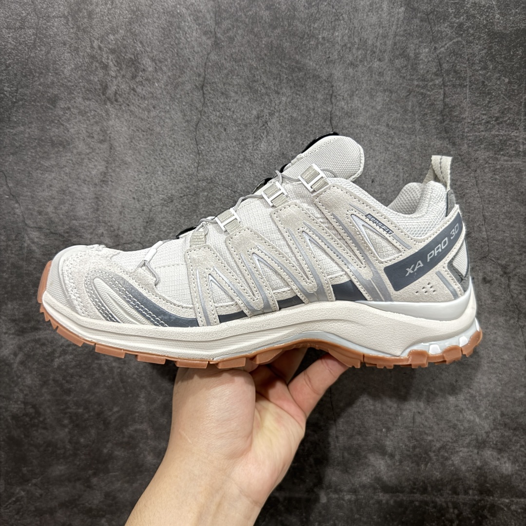 图片[2]-【PK升级版】全新版本 纯原大厂出品 萨洛蒙 Salomon XA PRO 3D Suede 户外轻便机能鞋 纯原外贸平台特供订单 耗时半年巨作 全套原纸板楦头开发 原厂特供网布配套加持 确保原汁原味 完美呈现版型 原档数据独家私模五层组合大底 原装Ortholite轻量化鞋垫 中底布带钢印编号 原厂TPU锁扣 进口港宝加持 后跟自然饱满 还原公司包裹性 鞋面以“锯齿”状的包裹系统呈现 在基色底之下加入了各种色点缀 将公司的最新技术和时尚前卫的造型融入耐用的长跑款式中 鞋面由 TPU 薄膜制成 并焊接在高耐磨网眼上 使其既时尚又坚固 由 ACS底盘支撑 可增强稳定性和支撑力 以及由橡胶凸耳 Contragrip外底覆盖的 EVA 缓冲中底 旨在应对崎岖的地形 鞋舌上的彩色Salomon 标签、Quicklace 系统以及鞋头、鞋舌和鞋跟上的附加品牌使细节更加完美 让穿着者可以轻松驾驭户外与通勤下的任何运动生活场景 无缝鞋身户外随意纵横 颜值与脚感兼备 出街通勤 绝对非常吸睛 你值得拥有 尺码：36 36.5 37 38 38.5 39 40 40.5 41 42 42.5 43 44 44.5 45-选品中心