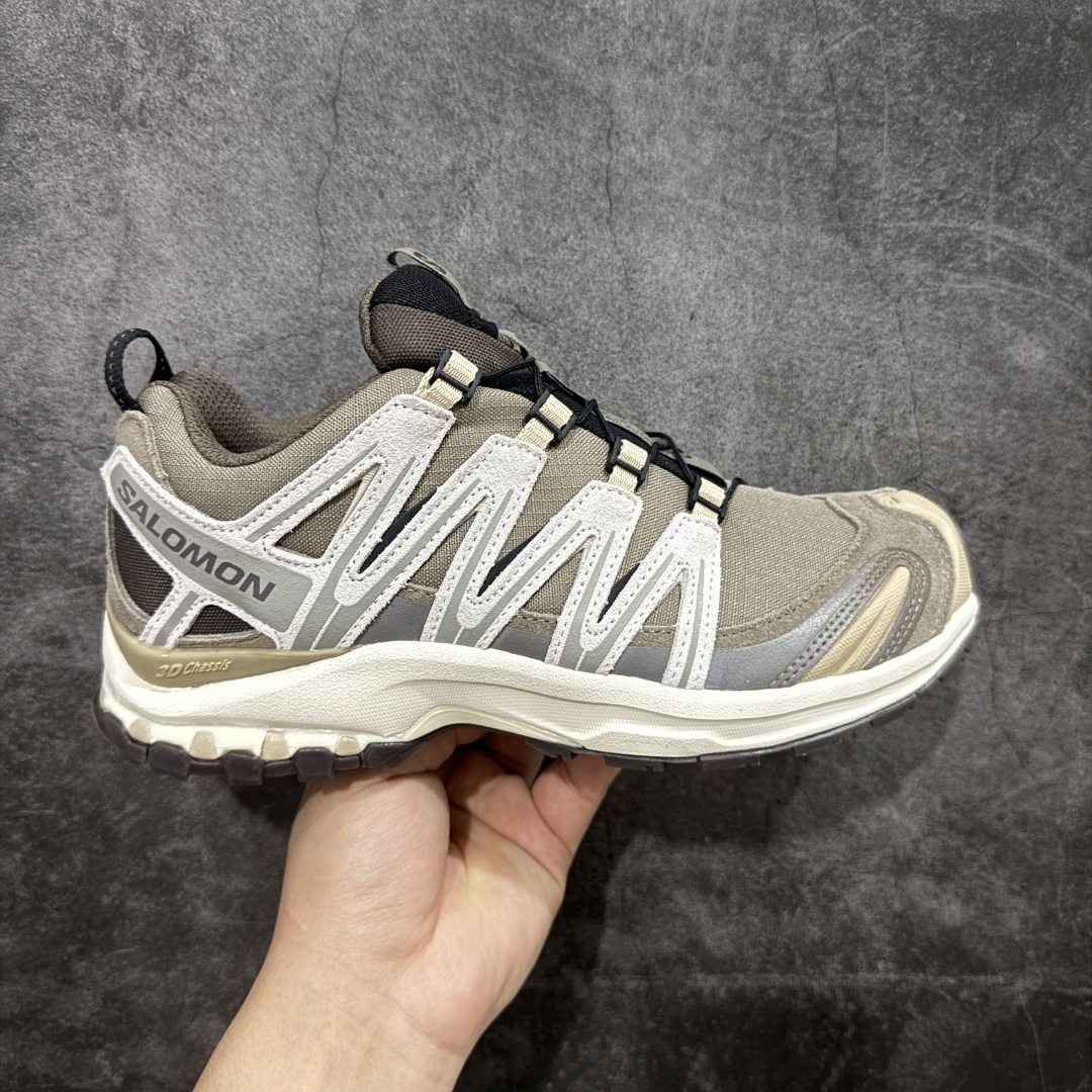 【PK升级版】全新版本 纯原大厂出品 萨洛蒙 Salomon XA PRO 3D Suede 户外轻便机能鞋 477920 纯原外贸平台特供订单 耗时半年巨作 全套原纸板楦头开发 原厂特供网布配套加持 确保原汁原味 完美呈现版型 原档数据独家私模五层组合大底 原装Ortholite轻量化鞋垫 中底布带钢印编号 原厂TPU锁扣 进口港宝加持 后跟自然饱满 还原公司包裹性 鞋面以“锯齿”状的包裹系统呈现 在基色底之下加入了各种色点缀 将公司的最新技术和时尚前卫的造型融入耐用的长跑款式中 鞋面由 TPU 薄膜制成 并焊接在高耐磨网眼上 使其既时尚又坚固 由 ACS底盘支撑 可增强稳定性和支撑力 以及由橡胶凸耳 Contragrip外底覆盖的 EVA 缓冲中底 旨在应对崎岖的地形 鞋舌上的彩色Salomon 标签、Quicklace 系统以及鞋头、鞋舌和鞋跟上的附加品牌使细节更加完美 让穿着者可以轻松驾驭户外与通勤下的任何运动生活场景 无缝鞋身户外随意纵横 颜值与脚感兼备 出街通勤 绝对非常吸睛 你值得拥有 尺码:36 36.5 37 38 38.5 39 40 40.5 41 42 42.5 43 44 44.5 45-选品中心