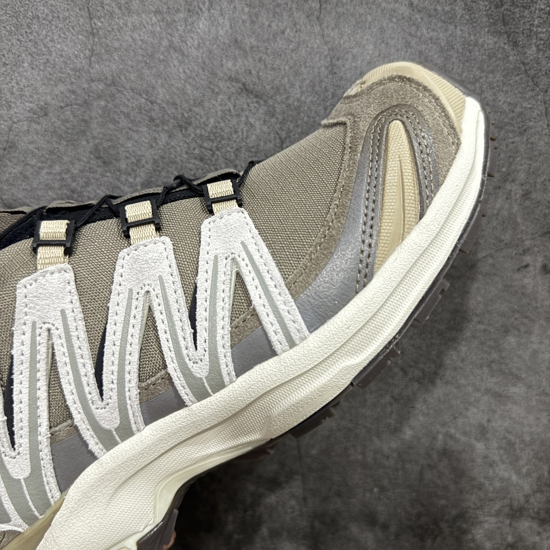 图片[6]-【PK升级版】全新版本 纯原大厂出品 萨洛蒙 Salomon XA PRO 3D Suede 户外轻便机能鞋 477920 纯原外贸平台特供订单 耗时半年巨作 全套原纸板楦头开发 原厂特供网布配套加持 确保原汁原味 完美呈现版型 原档数据独家私模五层组合大底 原装Ortholite轻量化鞋垫 中底布带钢印编号 原厂TPU锁扣 进口港宝加持 后跟自然饱满 还原公司包裹性 鞋面以“锯齿”状的包裹系统呈现 在基色底之下加入了各种色点缀 将公司的最新技术和时尚前卫的造型融入耐用的长跑款式中 鞋面由 TPU 薄膜制成 并焊接在高耐磨网眼上 使其既时尚又坚固 由 ACS底盘支撑 可增强稳定性和支撑力 以及由橡胶凸耳 Contragrip外底覆盖的 EVA 缓冲中底 旨在应对崎岖的地形 鞋舌上的彩色Salomon 标签、Quicklace 系统以及鞋头、鞋舌和鞋跟上的附加品牌使细节更加完美 让穿着者可以轻松驾驭户外与通勤下的任何运动生活场景 无缝鞋身户外随意纵横 颜值与脚感兼备 出街通勤 绝对非常吸睛 你值得拥有 尺码：36 36.5 37 38 38.5 39 40 40.5 41 42 42.5 43 44 44.5 45-选品中心
