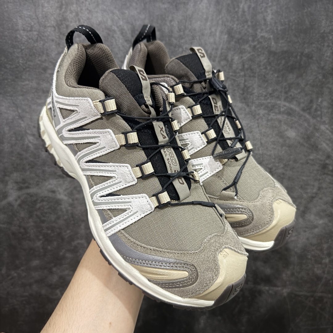【PK升级版】全新版本 纯原大厂出品 萨洛蒙 Salomon XA PRO 3D Suede 户外轻便机能鞋 477920 纯原外贸平台特供订单 耗时半年巨作 全套原纸板楦头开发 原厂特供网布配套加持 确保原汁原味 完美呈现版型 原档数据独家私模五层组合大底 原装Ortholite轻量化鞋垫 中底布带钢印编号 原厂TPU锁扣 进口港宝加持 后跟自然饱满 还原公司包裹性 鞋面以“锯齿”状的包裹系统呈现 在基色底之下加入了各种色点缀 将公司的最新技术和时尚前卫的造型融入耐用的长跑款式中 鞋面由 TPU 薄膜制成 并焊接在高耐磨网眼上 使其既时尚又坚固 由 ACS底盘支撑 可增强稳定性和支撑力 以及由橡胶凸耳 Contragrip外底覆盖的 EVA 缓冲中底 旨在应对崎岖的地形 鞋舌上的彩色Salomon 标签、Quicklace 系统以及鞋头、鞋舌和鞋跟上的附加品牌使细节更加完美 让穿着者可以轻松驾驭户外与通勤下的任何运动生活场景 无缝鞋身户外随意纵横 颜值与脚感兼备 出街通勤 绝对非常吸睛 你值得拥有 尺码:36 36.5 37 38 38.5 39 40 40.5 41 42 42.5 43 44 44.5 45-选品中心