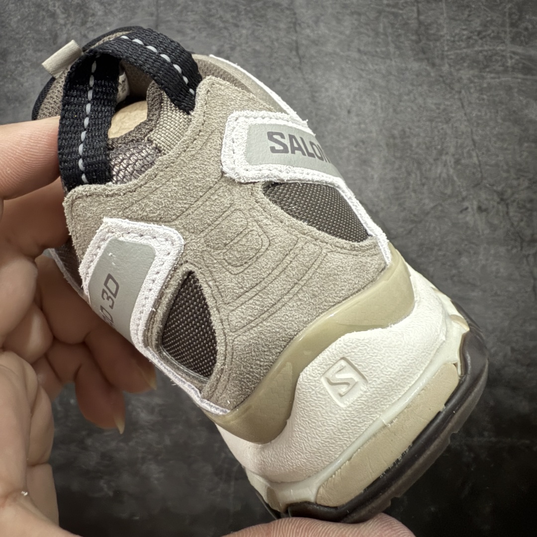 图片[2]-【PK升级版】全新版本 纯原大厂出品 萨洛蒙 Salomon XA PRO 3D Suede 户外轻便机能鞋 477920 纯原外贸平台特供订单 耗时半年巨作 全套原纸板楦头开发 原厂特供网布配套加持 确保原汁原味 完美呈现版型 原档数据独家私模五层组合大底 原装Ortholite轻量化鞋垫 中底布带钢印编号 原厂TPU锁扣 进口港宝加持 后跟自然饱满 还原公司包裹性 鞋面以“锯齿”状的包裹系统呈现 在基色底之下加入了各种色点缀 将公司的最新技术和时尚前卫的造型融入耐用的长跑款式中 鞋面由 TPU 薄膜制成 并焊接在高耐磨网眼上 使其既时尚又坚固 由 ACS底盘支撑 可增强稳定性和支撑力 以及由橡胶凸耳 Contragrip外底覆盖的 EVA 缓冲中底 旨在应对崎岖的地形 鞋舌上的彩色Salomon 标签、Quicklace 系统以及鞋头、鞋舌和鞋跟上的附加品牌使细节更加完美 让穿着者可以轻松驾驭户外与通勤下的任何运动生活场景 无缝鞋身户外随意纵横 颜值与脚感兼备 出街通勤 绝对非常吸睛 你值得拥有 尺码：36 36.5 37 38 38.5 39 40 40.5 41 42 42.5 43 44 44.5 45-选品中心