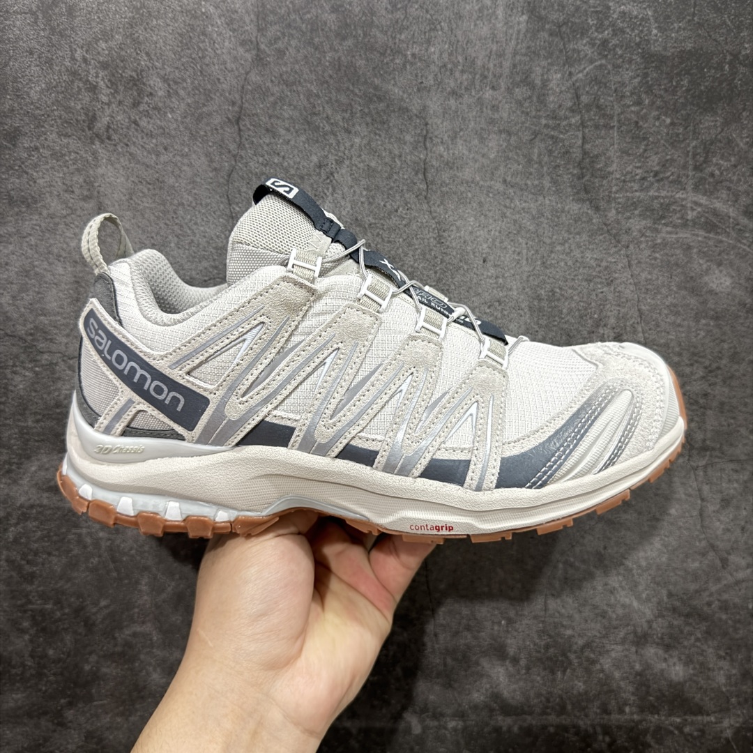 【PK升级版】全新版本 纯原大厂出品 萨洛蒙 Salomon XA PRO 3D Suede 户外轻便机能鞋 纯原外贸平台特供订单 耗时半年巨作 全套原纸板楦头开发 原厂特供网布配套加持 确保原汁原味 完美呈现版型 原档数据独家私模五层组合大底 原装Ortholite轻量化鞋垫 中底布带钢印编号 原厂TPU锁扣 进口港宝加持 后跟自然饱满 还原公司包裹性 鞋面以“锯齿”状的包裹系统呈现 在基色底之下加入了各种色点缀 将公司的最新技术和时尚前卫的造型融入耐用的长跑款式中 鞋面由 TPU 薄膜制成 并焊接在高耐磨网眼上 使其既时尚又坚固 由 ACS底盘支撑 可增强稳定性和支撑力 以及由橡胶凸耳 Contragrip外底覆盖的 EVA 缓冲中底 旨在应对崎岖的地形 鞋舌上的彩色Salomon 标签、Quicklace 系统以及鞋头、鞋舌和鞋跟上的附加品牌使细节更加完美 让穿着者可以轻松驾驭户外与通勤下的任何运动生活场景 无缝鞋身户外随意纵横 颜值与脚感兼备 出街通勤 绝对非常吸睛 你值得拥有 尺码：36 36.5 37 38 38.5 39 40 40.5 41 42 42.5 43 44 44.5 45-选品中心