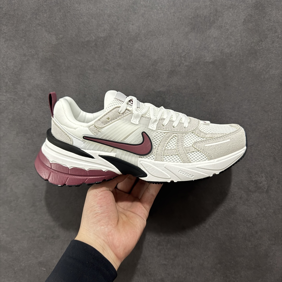 【公司级】NK V2k Runtekk 复古老爹鞋跑步鞋 HQ3500-100 材质上使用大面积网眼 皮革 TPU 组成 支撑和透气性肯定不错 中底处由 Cushlon 泡绵打造 保证在压马路时可以提供优秀脚感 并通过一手做旧氧化效果突出复古感 中底造型很容易让大家联想到巴黎世家3XL 增高效果同样不能忽视 尺码:36 36.5 37.5 38 38.5 39 40-选品中心